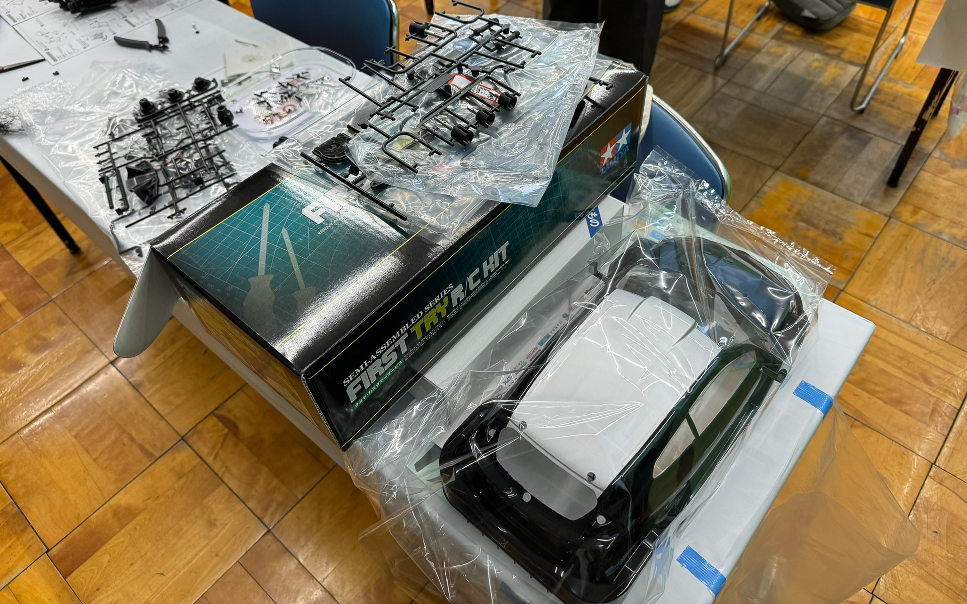 今回用意されたスペシャルな電動RCカー組み立てキット。ボディは2024年カラーに塗装済み