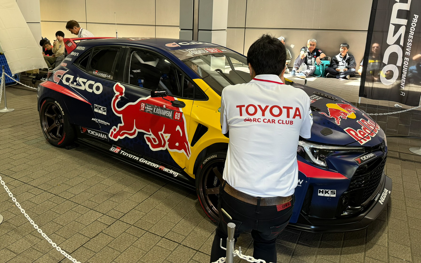 カッレ・ロバンペラ選手がFDJに参戦した際のクルマで、実車コクピット体験も。記念写真を撮影してくれる