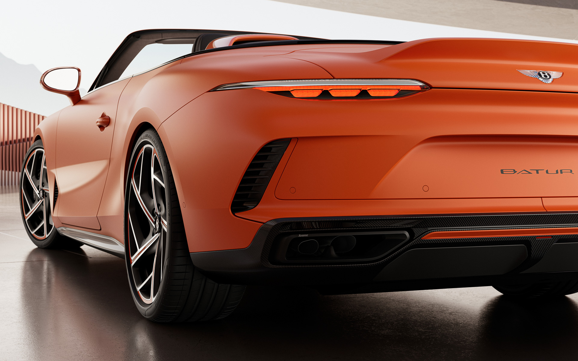 フロントスプリッター、サイドスカート、リアディフューザーはハイグロスカーボンファイバー製