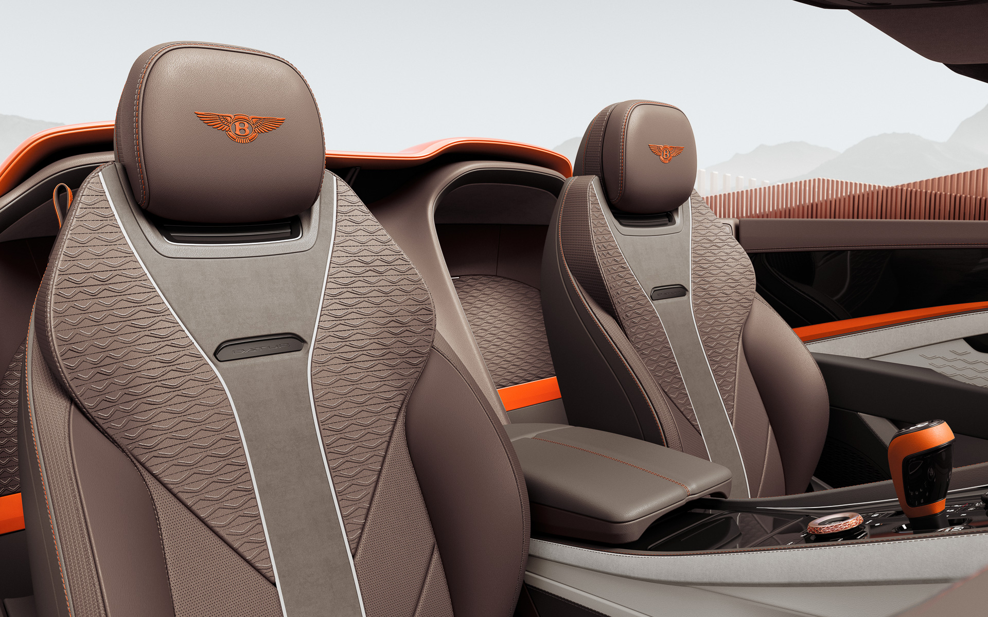 フロントシートの後方、テーパー状のカウルの下はラゲッジスペースとなっている