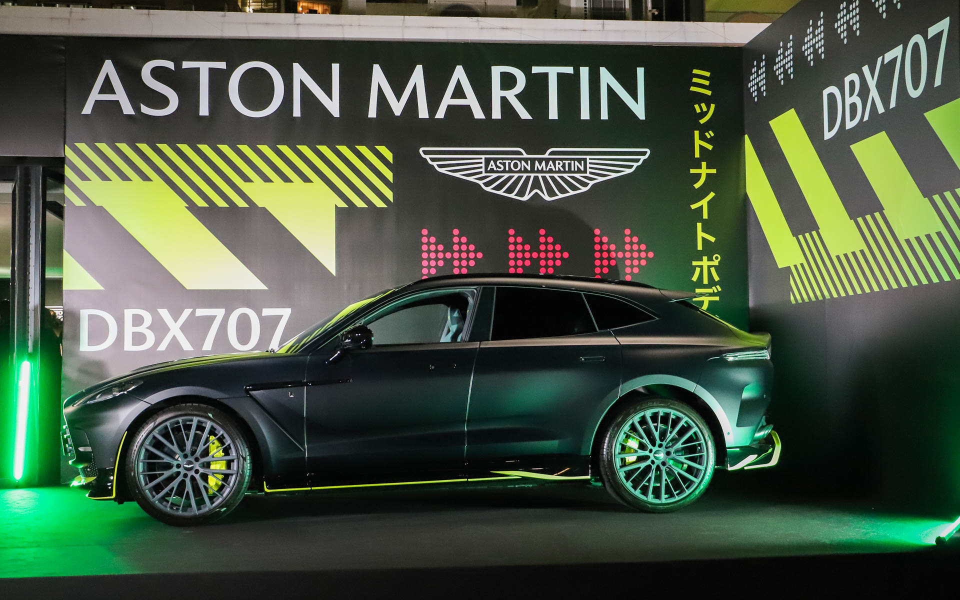 日本限定モデル「DBX707 ミッドナイト ポディウム エディション」