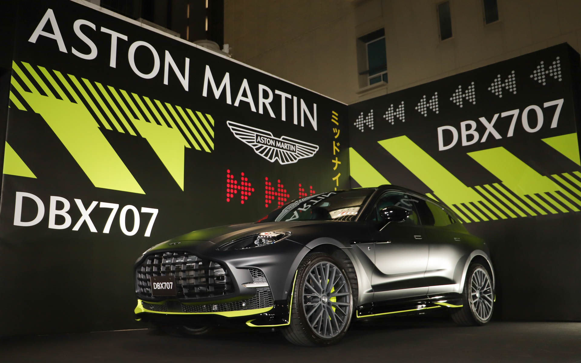 日本限定11台のDBX707 ミッドナイト ポディウム エディション