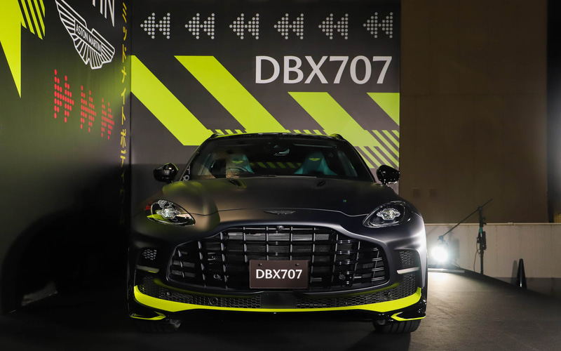希少品！Aston Martin 金属製看板 アストンマーティン、日本限定「DBX707 ミッドナイト ポディウム