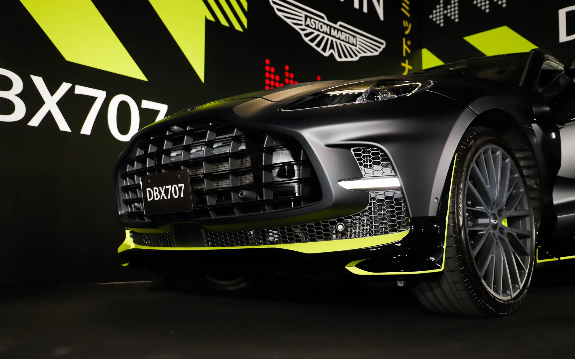 日本のネオン輝く高速道路からインスピレーションを受け、専用のサテンオベロンブラック塗装にライムカラーのアクセントが用いられた