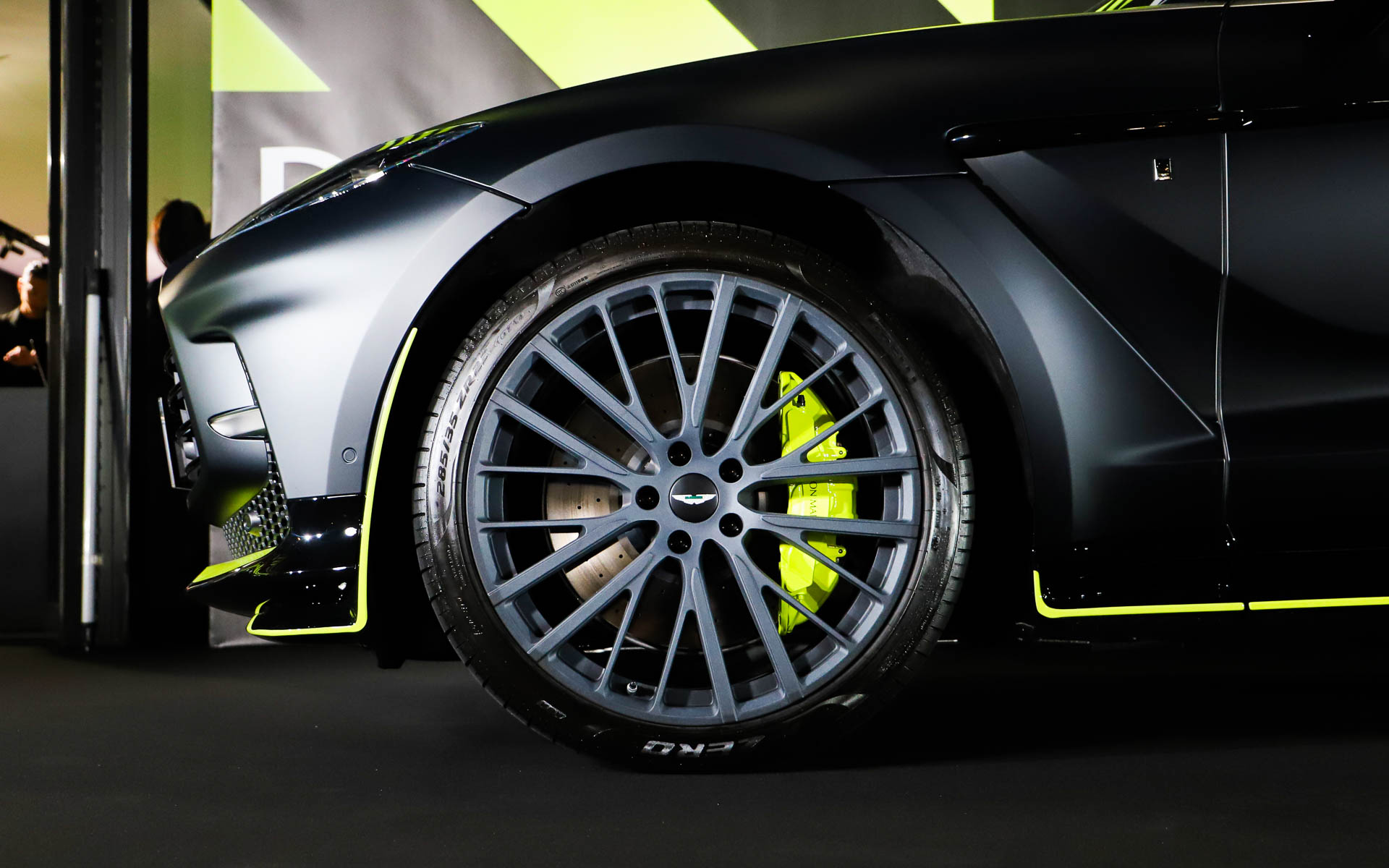 日本のネオン輝く高速道路からインスピレーションを受け、専用のサテンオベロンブラック塗装にライムカラーのアクセントが用いられた