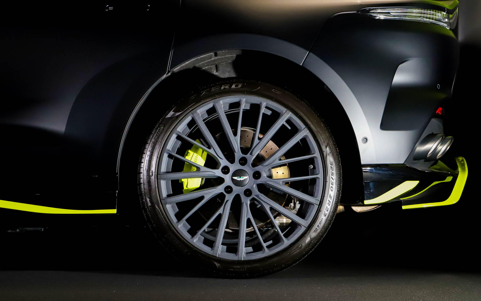 日本のネオン輝く高速道路からインスピレーションを受け、専用のサテンオベロンブラック塗装にライムカラーのアクセントが用いられた