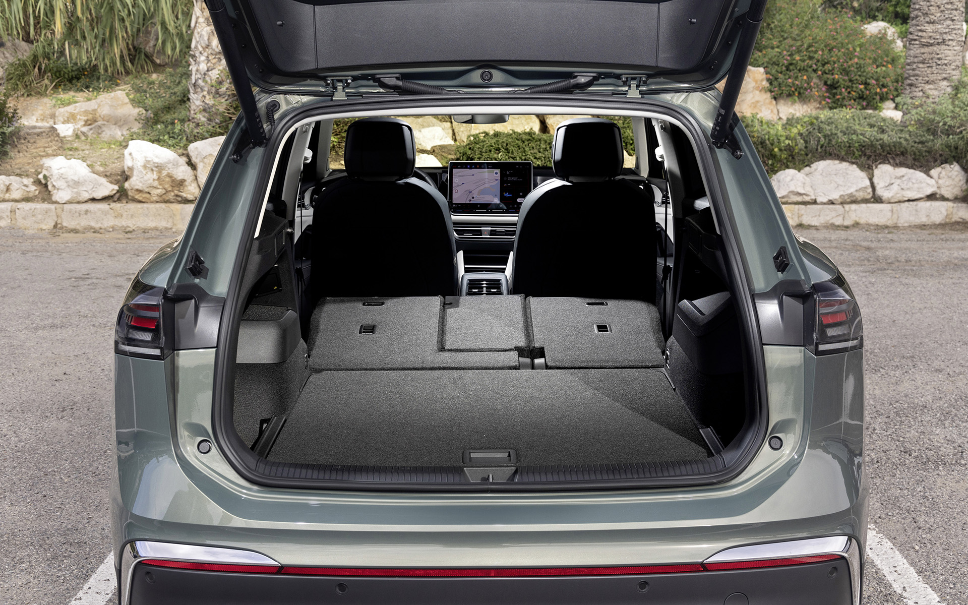 MIB4と呼ばれる第4世代のデジタルコクピットでは、15インチの大型インフォテインメントスクリーンを設定。運転席と助手席にマッサージ機能を備えた仕様も用意されるなど、快適性が向上している