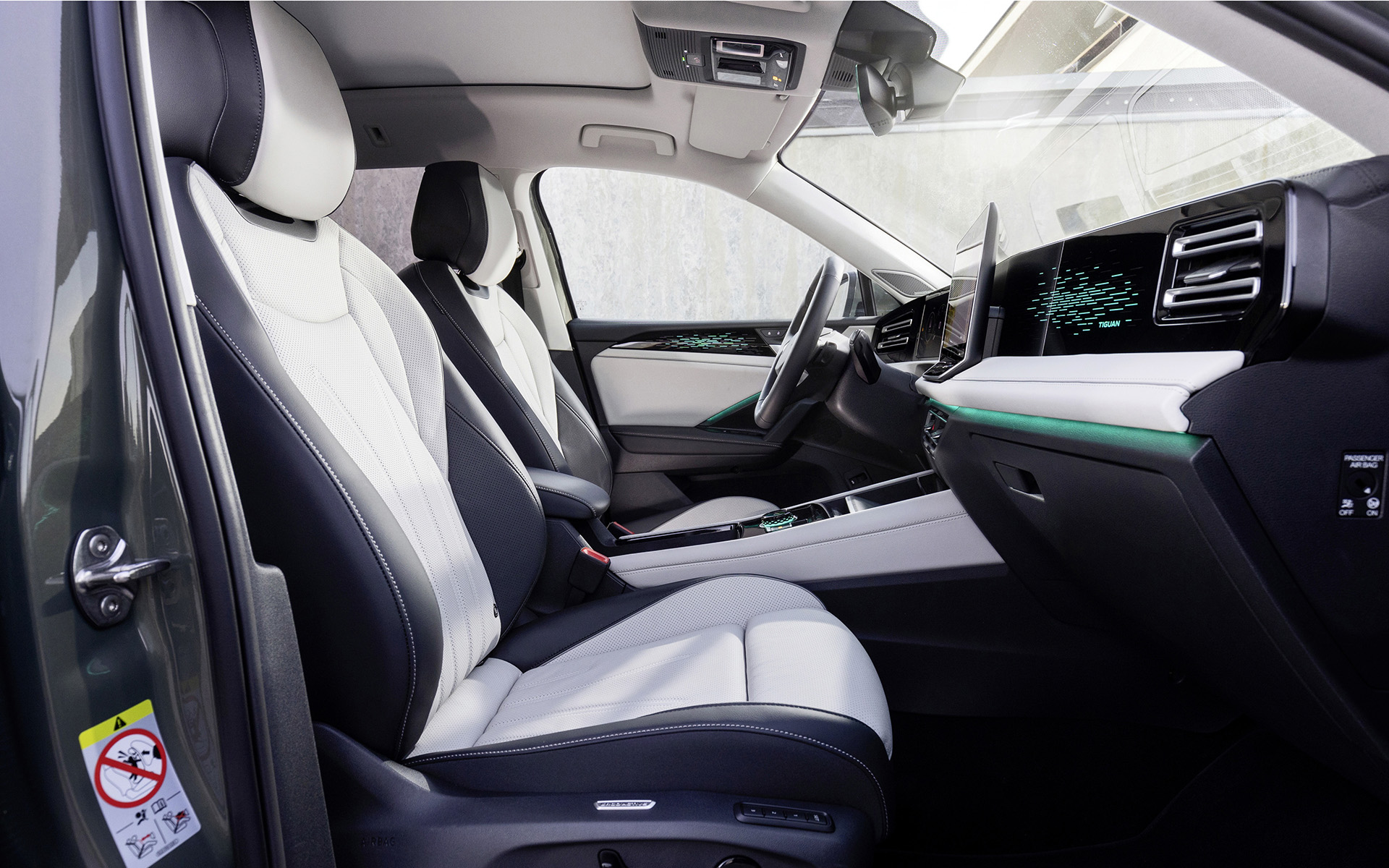 MIB4と呼ばれる第4世代のデジタルコクピットでは、15インチの大型インフォテインメントスクリーンを設定。運転席と助手席にマッサージ機能を備えた仕様も用意されるなど、快適性が向上している