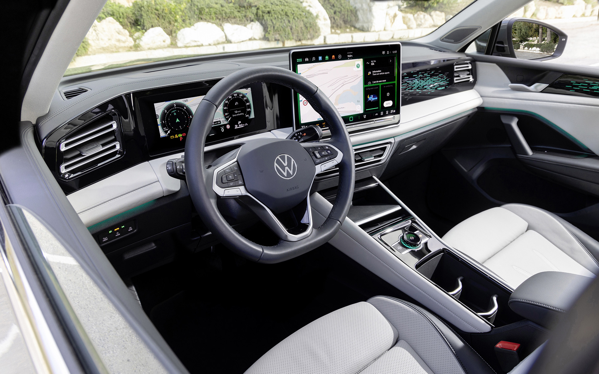 MIB4と呼ばれる第4世代のデジタルコクピットでは、15インチの大型インフォテインメントスクリーンを設定。運転席と助手席にマッサージ機能を備えた仕様も用意されるなど、快適性が向上している