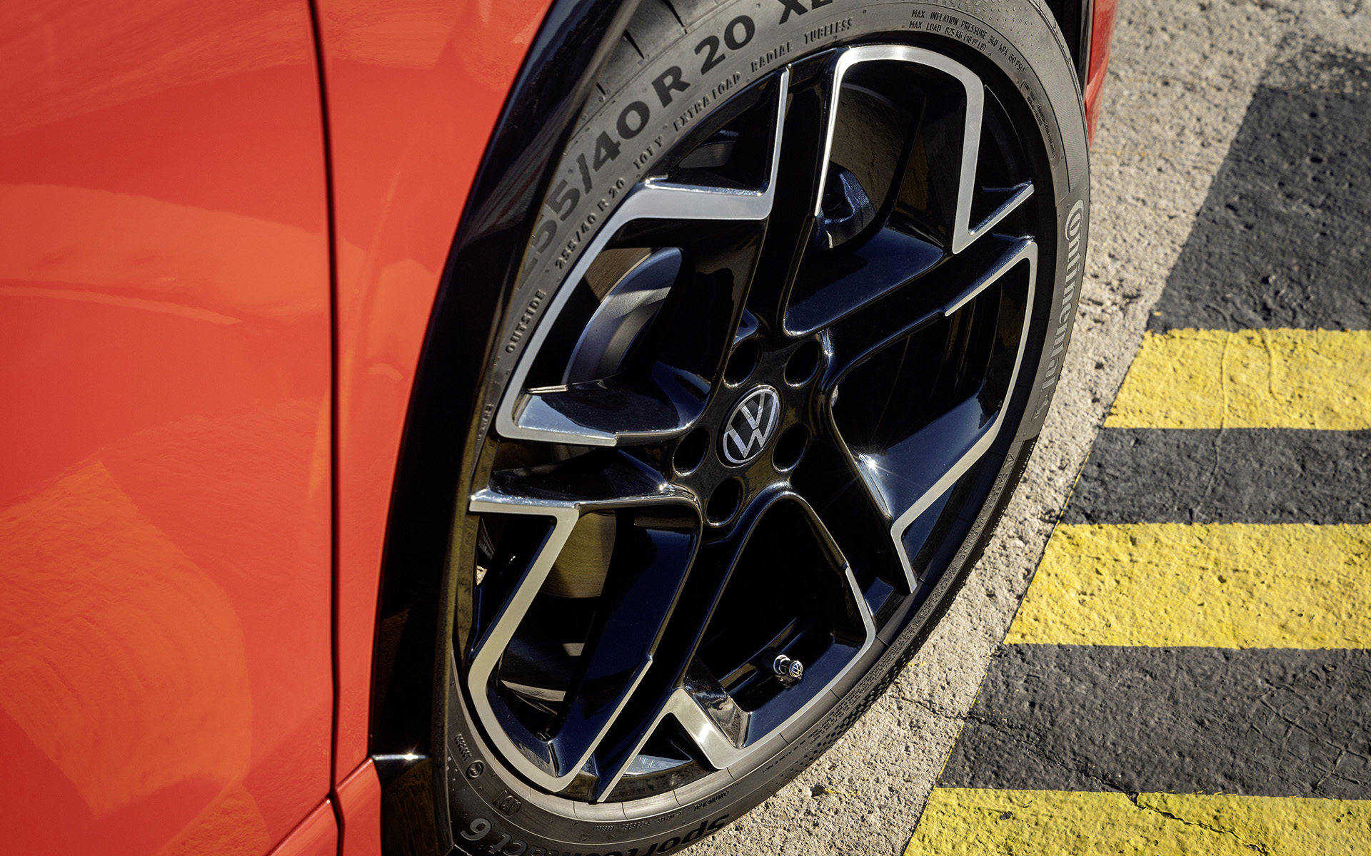 2023年9月に世界初公開された新型「ティグアン」。欧州では同年11月に先行販売を開始しており、「Tiguan」「Life」「Elegance」「R-Line」の4グレードを展開。新型ティグアンにはマイルドハイブリッドの「eTSI」、プラグインハイブリッドの「eHybrid」、ターボチャージャー付きガソリン仕様の「TSI」、ターボチャージャー付きディーゼル仕様の「TDI」と、出力違いを含め計8つのパワートレーンで構成される