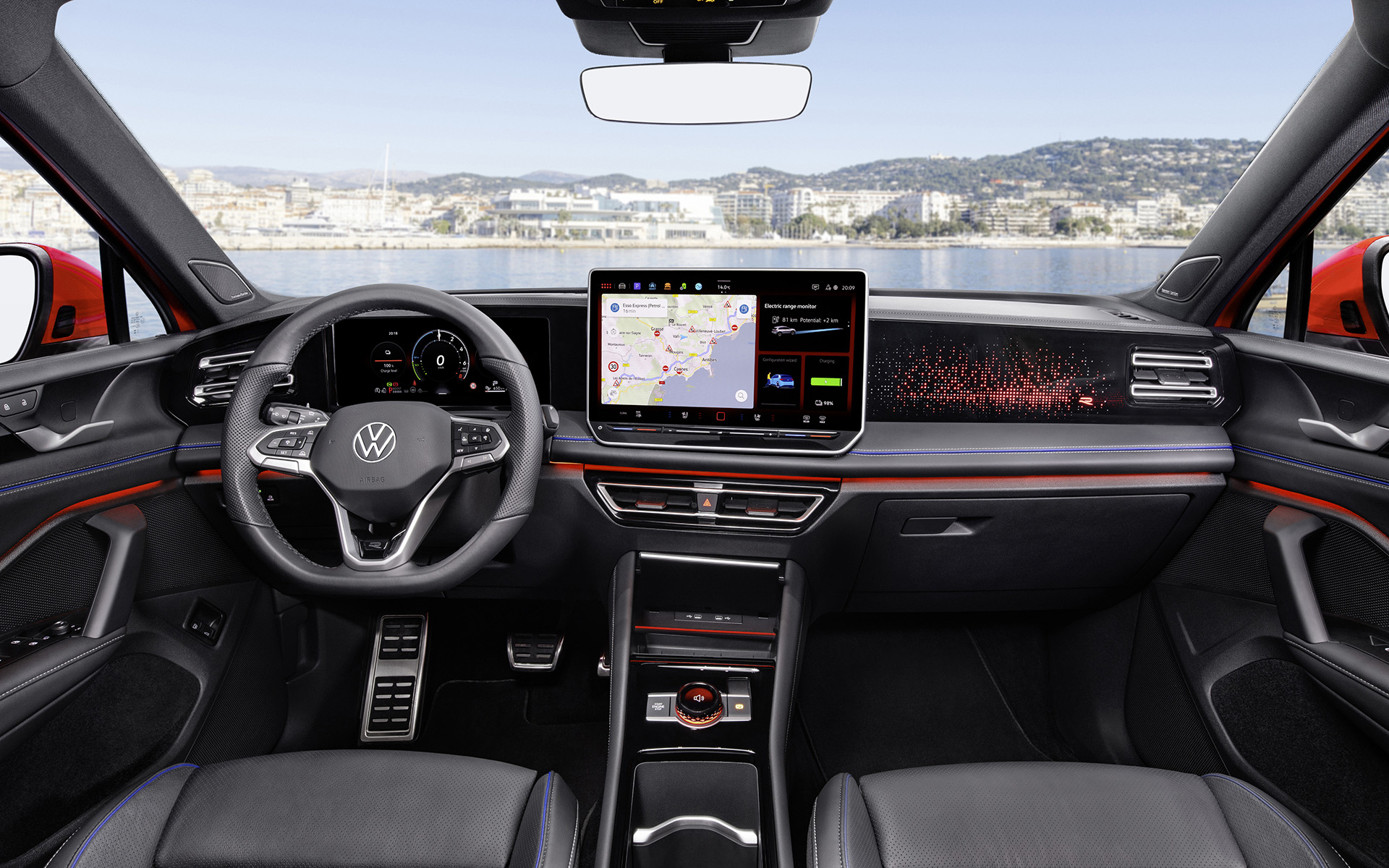 MIB4と呼ばれる第4世代のデジタルコクピットでは、15インチの大型インフォテインメントスクリーンを設定。運転席と助手席にマッサージ機能を備えた仕様も用意されるなど、快適性が向上している