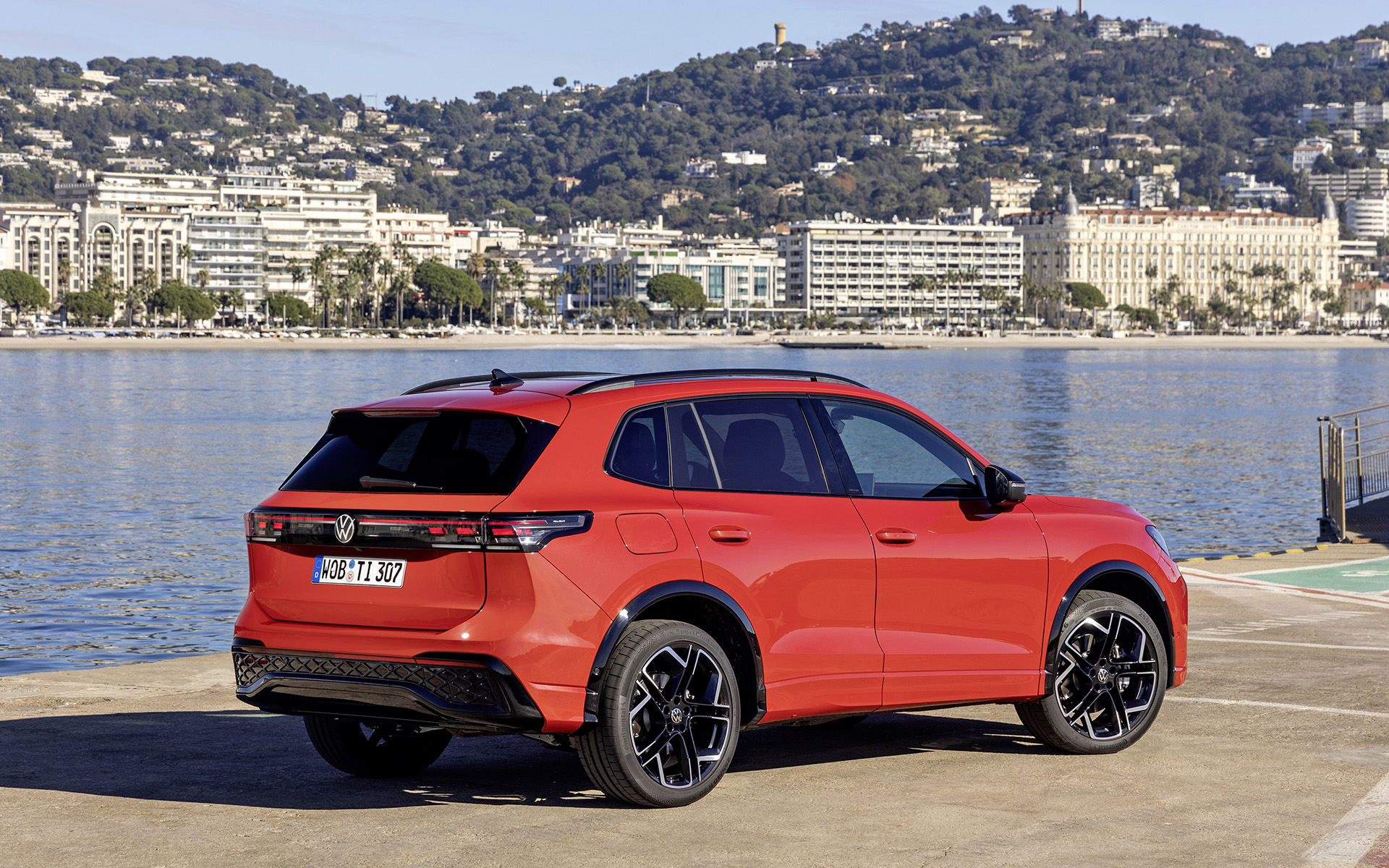 2023年9月に世界初公開された新型「ティグアン」。欧州では同年11月に先行販売を開始しており、「Tiguan」「Life」「Elegance」「R-Line」の4グレードを展開。新型ティグアンにはマイルドハイブリッドの「eTSI」、プラグインハイブリッドの「eHybrid」、ターボチャージャー付きガソリン仕様の「TSI」、ターボチャージャー付きディーゼル仕様の「TDI」と、出力違いを含め計8つのパワートレーンで構成される