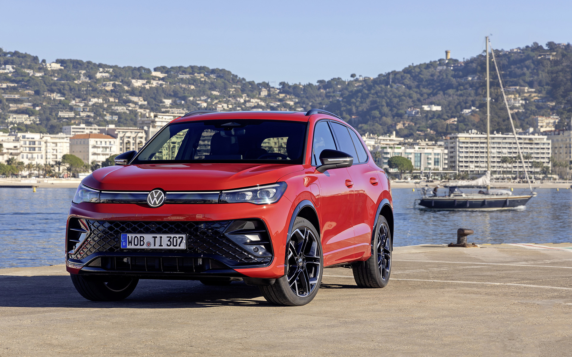 2023年9月に世界初公開された新型「ティグアン」。欧州では同年11月に先行販売を開始しており、「Tiguan」「Life」「Elegance」「R-Line」の4グレードを展開。新型ティグアンにはマイルドハイブリッドの「eTSI」、プラグインハイブリッドの「eHybrid」、ターボチャージャー付きガソリン仕様の「TSI」、ターボチャージャー付きディーゼル仕様の「TDI」と、出力違いを含め計8つのパワートレーンで構成される