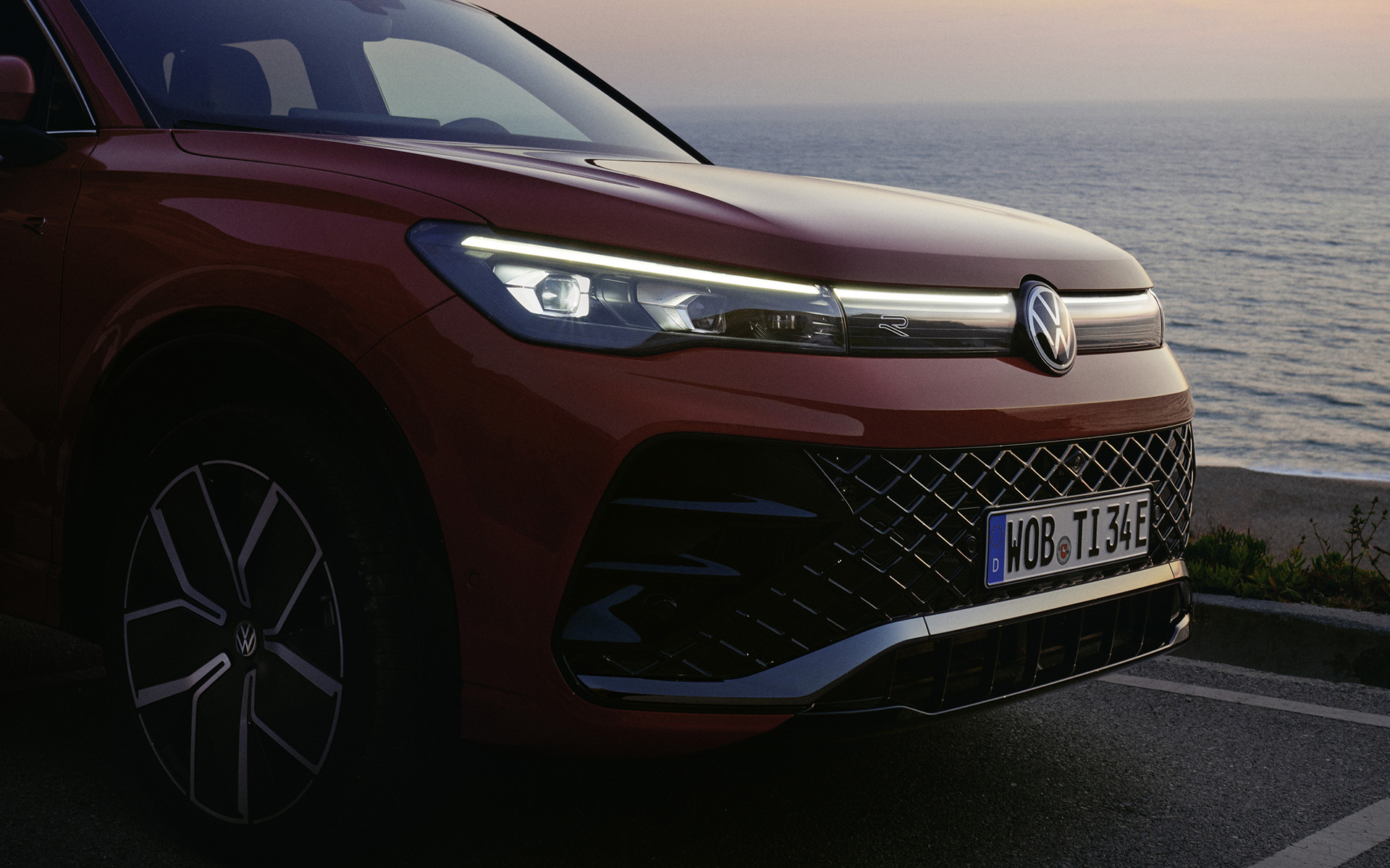 新型ティグアンのハイライトの1つとして、より高く、よりパワフルに見えるフロントエンドが挙げられ、グリルにはガラスで覆われた水平バータイプのLEDストリップ（オプション）が組み込まれた。空力性能も向上し、Cd値はこれまでの0.33から0.28に向上