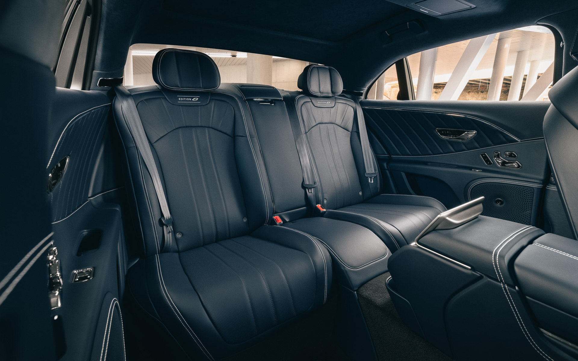 シートには「エディション8」のロゴがあしらわれる