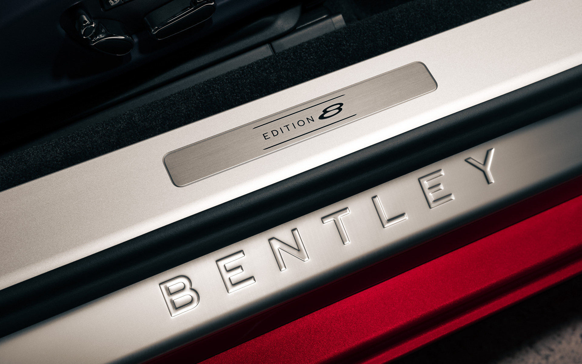 スカッフプレートにも「Edition 8」の文字があしらわれる