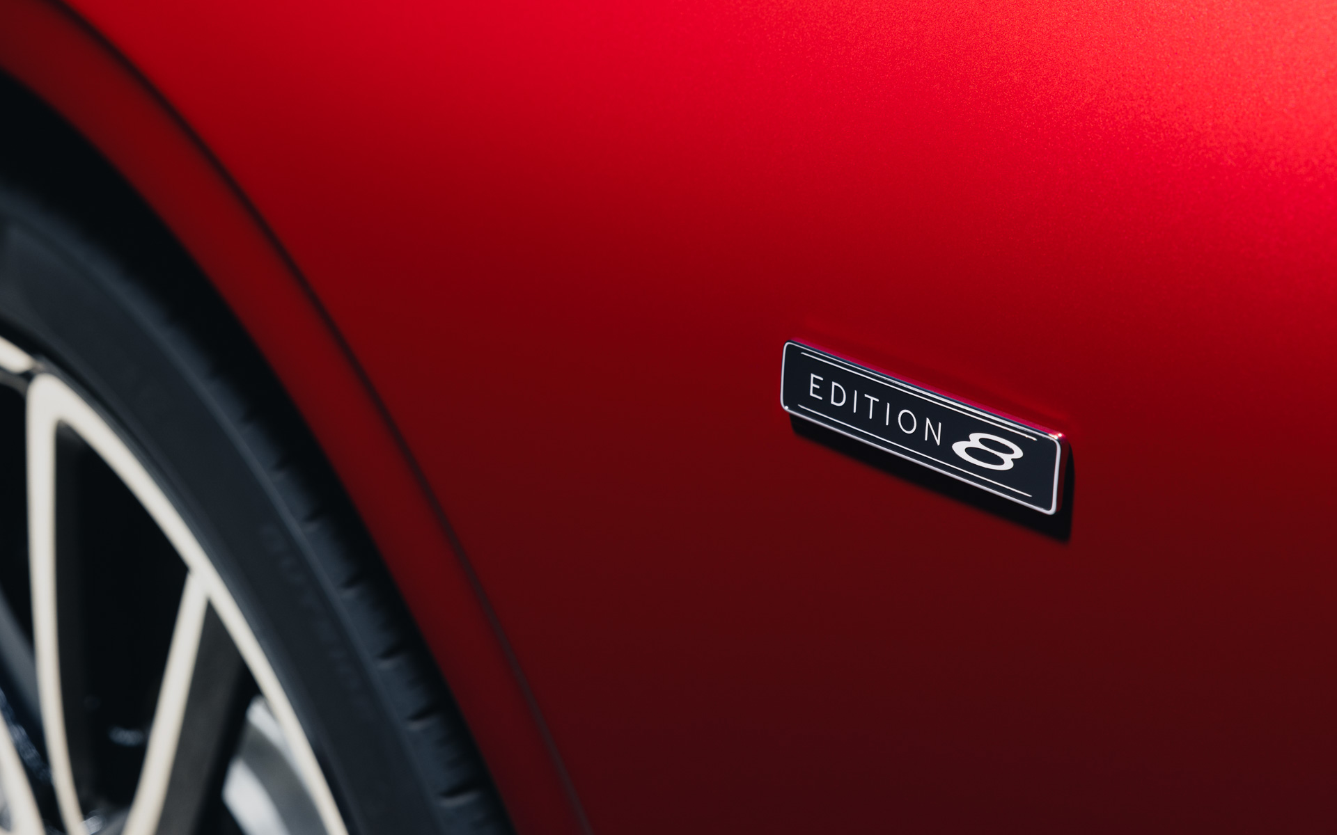 コンチネンタルはフェンダーに付く「Edition 8」のエンブレム