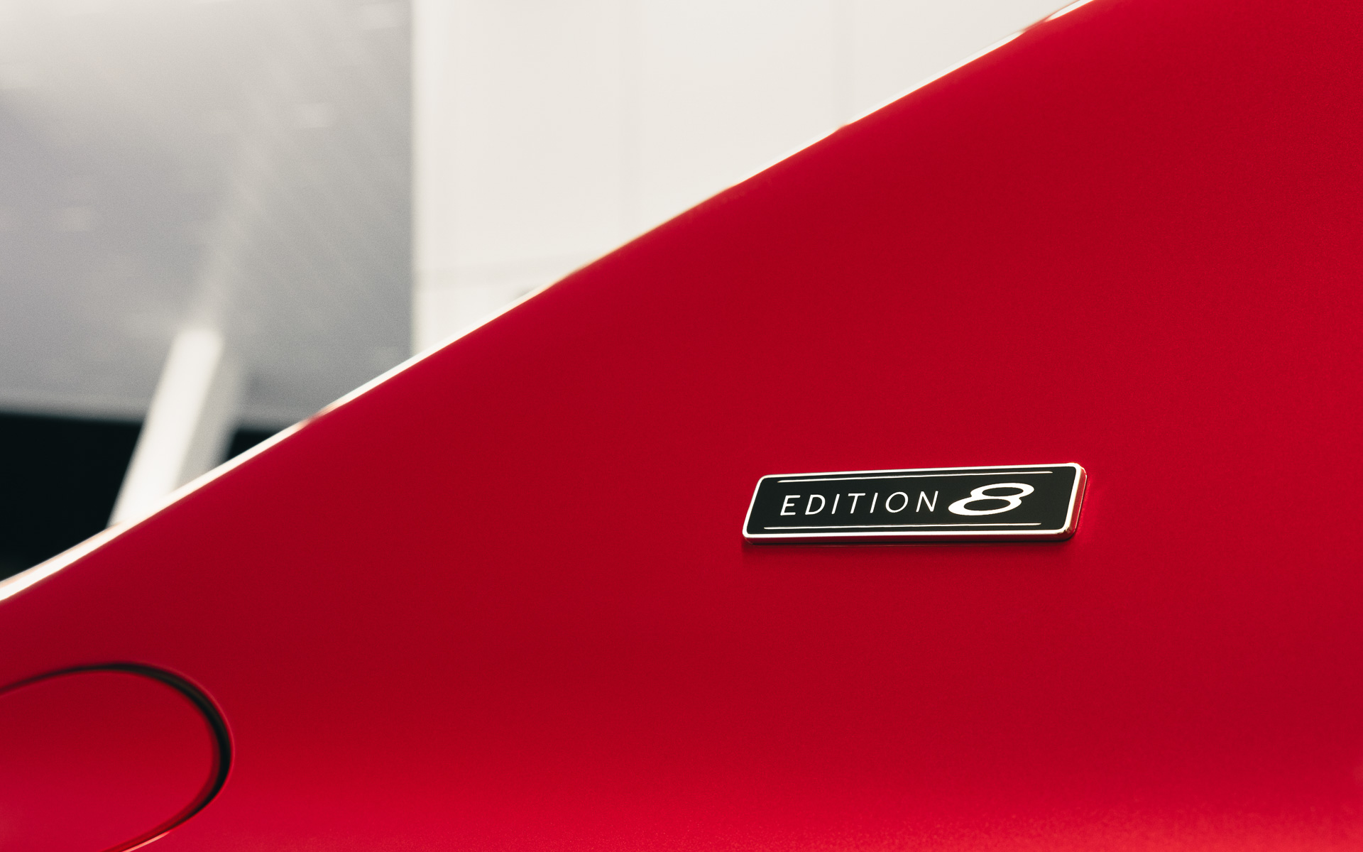 フライングスパーはDピラーに「Edition 8」のエンブレムが付く