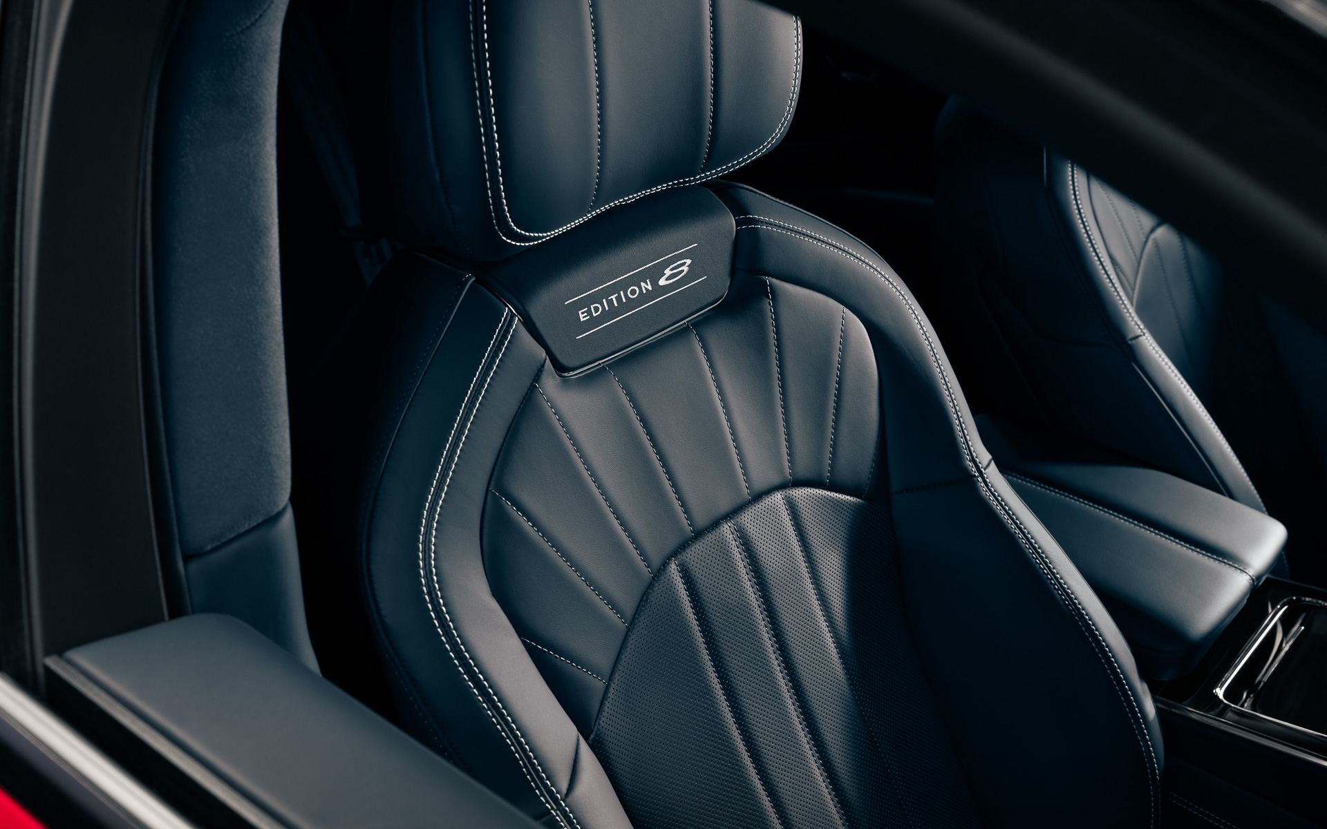 シートには「エディション8」のロゴがあしらわれる