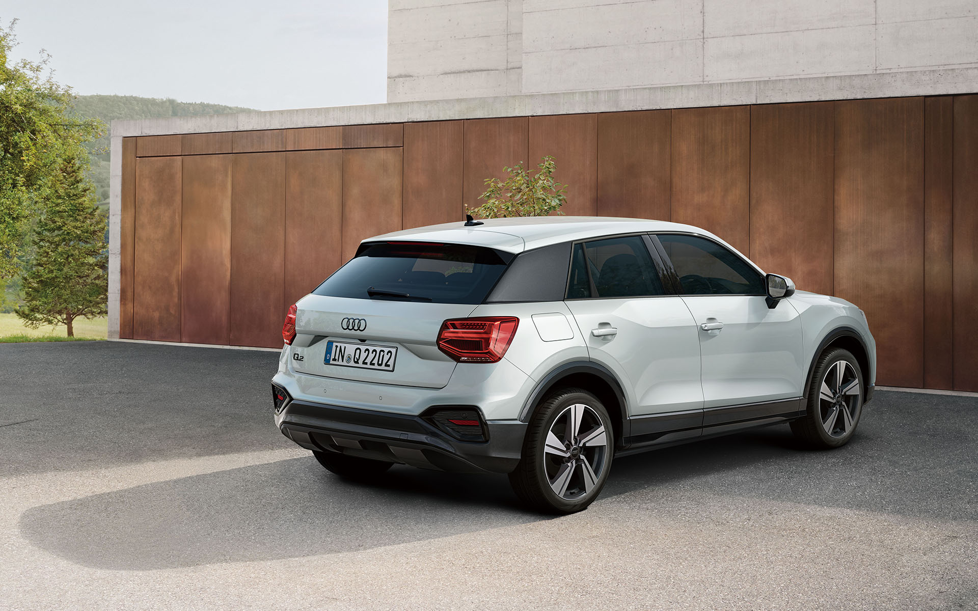 「Q2 urban chic edition」ではボディカラーにファッショナブルな限定色を採用するとともに、グラファイトグレーの18インチ5アームダイナミックデザインアルミホイール、「ブラックAudi rings＆ブラックスタイリングパッケージ」の標準採用により都会的なカラートーンに仕上げた