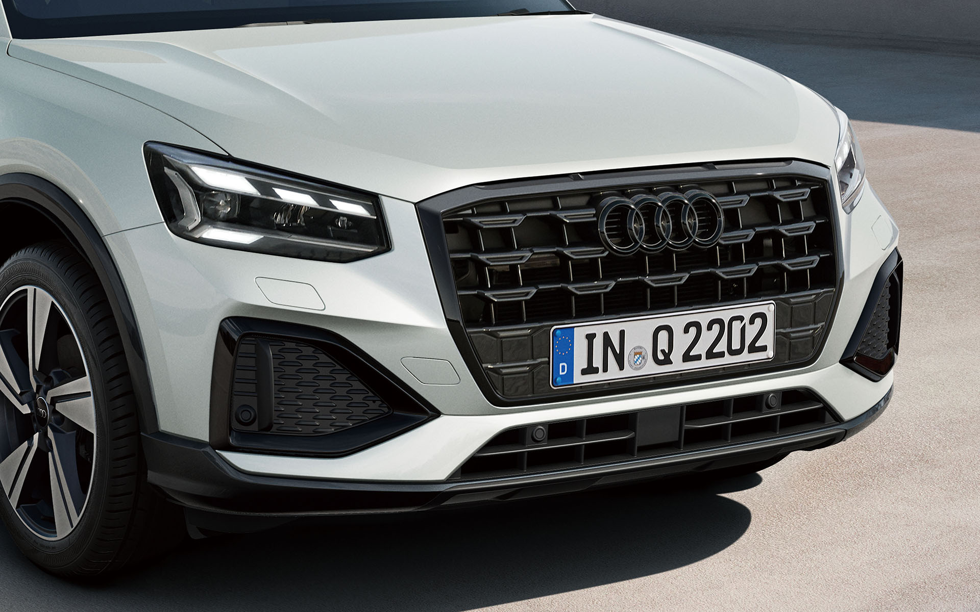 「Q2 urban chic edition」ではボディカラーにファッショナブルな限定色を採用するとともに、グラファイトグレーの18インチ5アームダイナミックデザインアルミホイール、「ブラックAudi rings＆ブラックスタイリングパッケージ」の標準採用により都会的なカラートーンに仕上げた