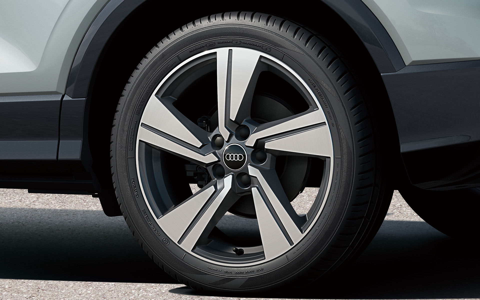 「Q2 urban chic edition」ではボディカラーにファッショナブルな限定色を採用するとともに、グラファイトグレーの18インチ5アームダイナミックデザインアルミホイール、「ブラックAudi rings＆ブラックスタイリングパッケージ」の標準採用により都会的なカラートーンに仕上げた