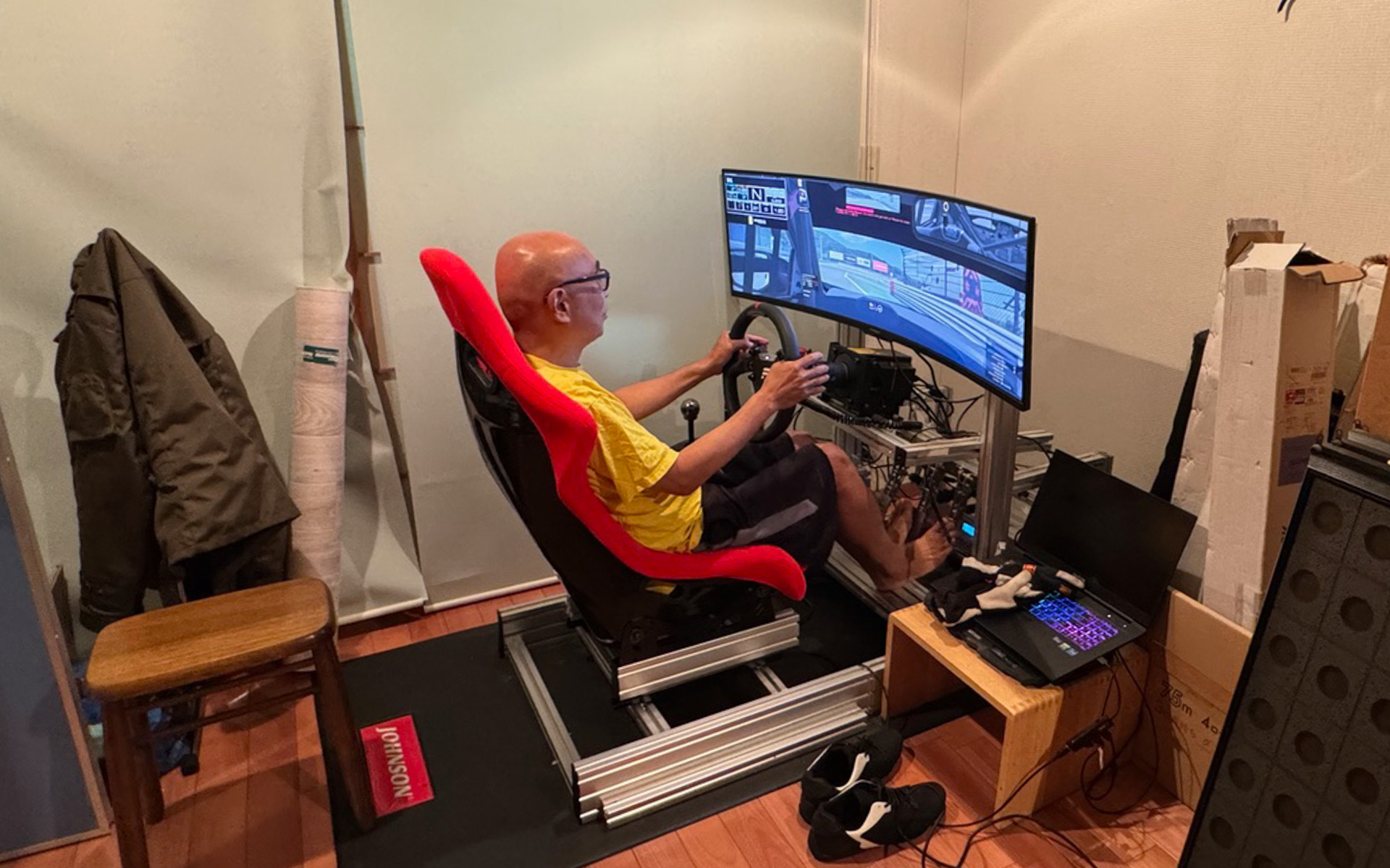 少し前に導入したという、ドライビングシミュレーターで練習に励むピストン氏。「これからS耐の仲間が来て、みんなで練習するんだよ」と言っていたので、きっとここで何度も耐久レースをやるのでしょう。ドライビングシューズとグローブが用意されてるのがさすがですね