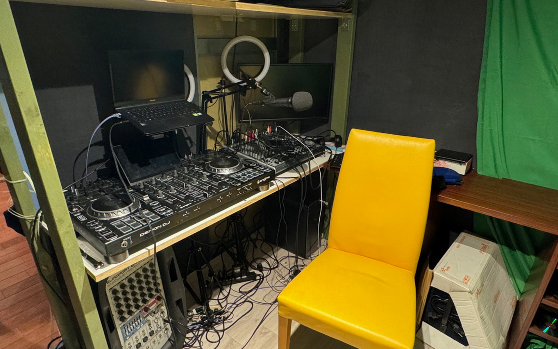 ピストンさんのYouTube「ピスチャンネル」で生配信をご覧になっている人にはおなじみのプライベートスタジオがこちら。天井は自分で塗ったらしいですが塗りムラがあるそうです（笑）。機材はしっかりラジオ配信ができるレベルのものが用意されてます！