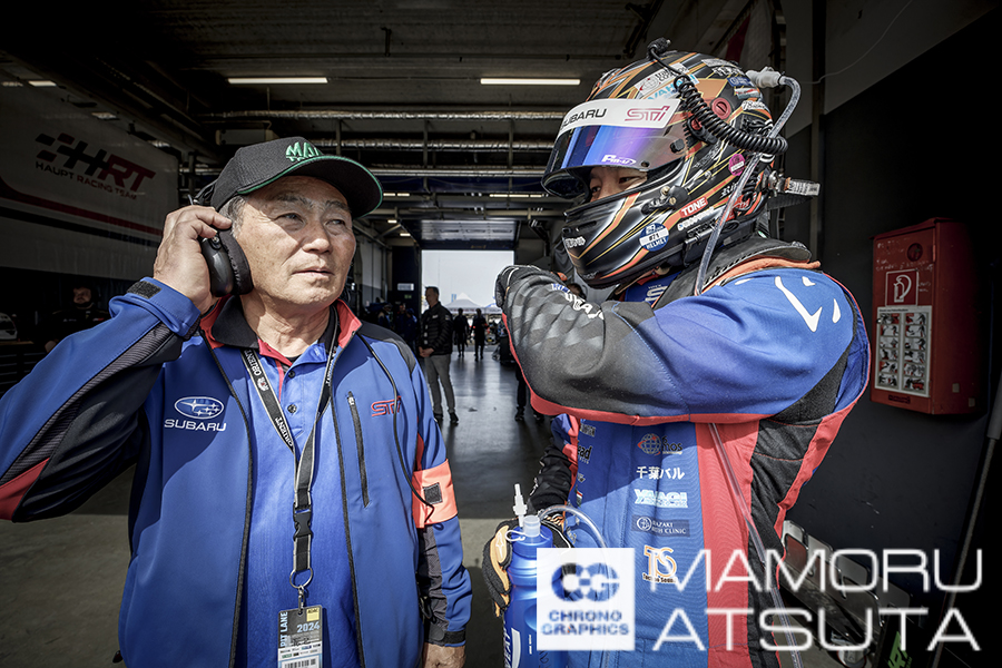 辰己英治STI総監督（左）