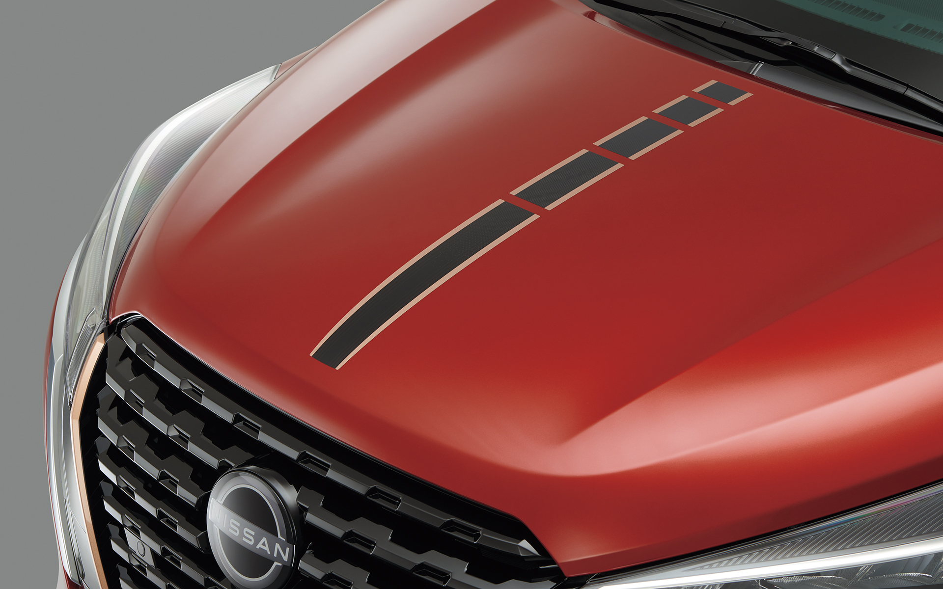 電動車を象徴するカッパー色をアクセントカラーとしてエクステリア各所に配した90周年記念車