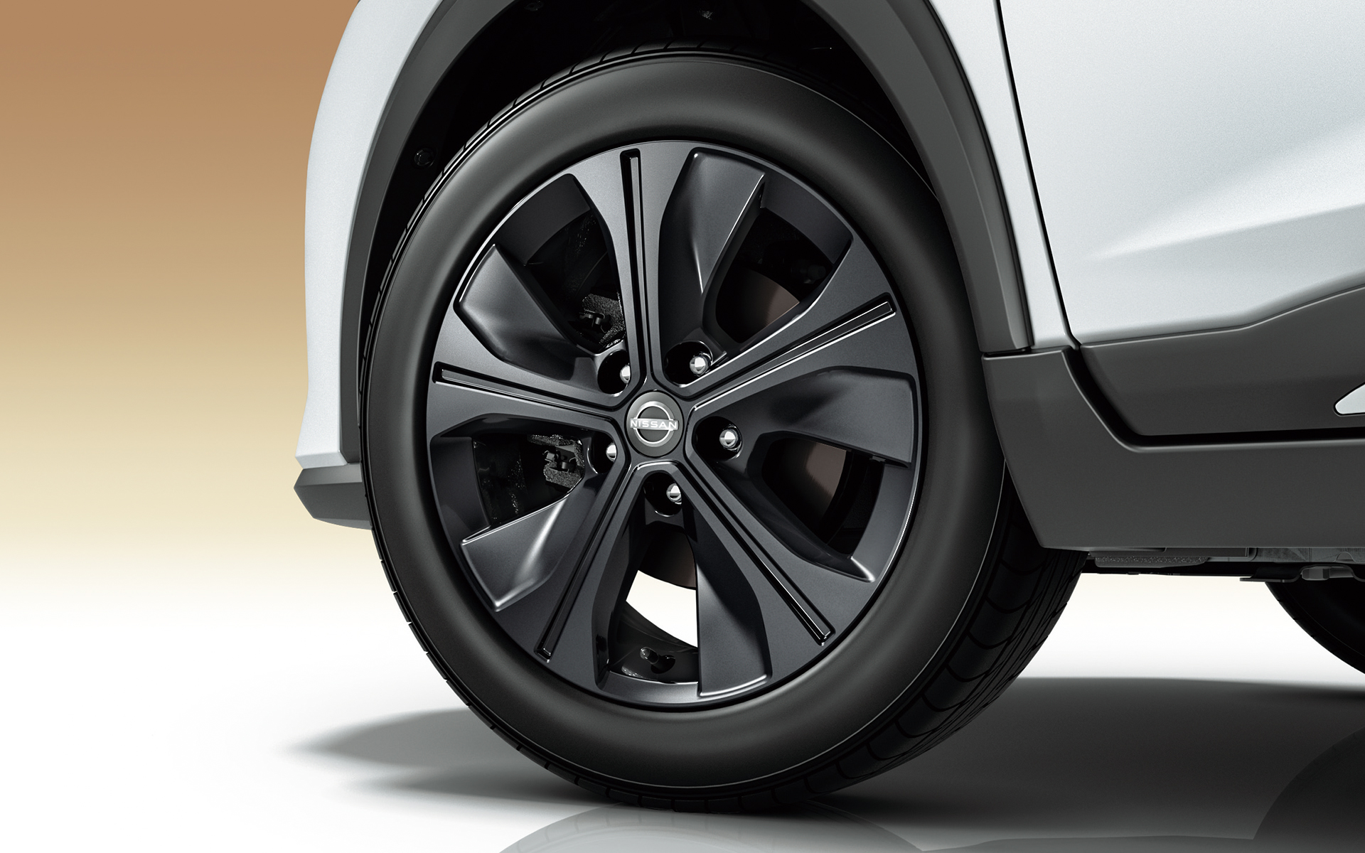 電動車を象徴するカッパー色をアクセントカラーとしてエクステリア各所に配した90周年記念車