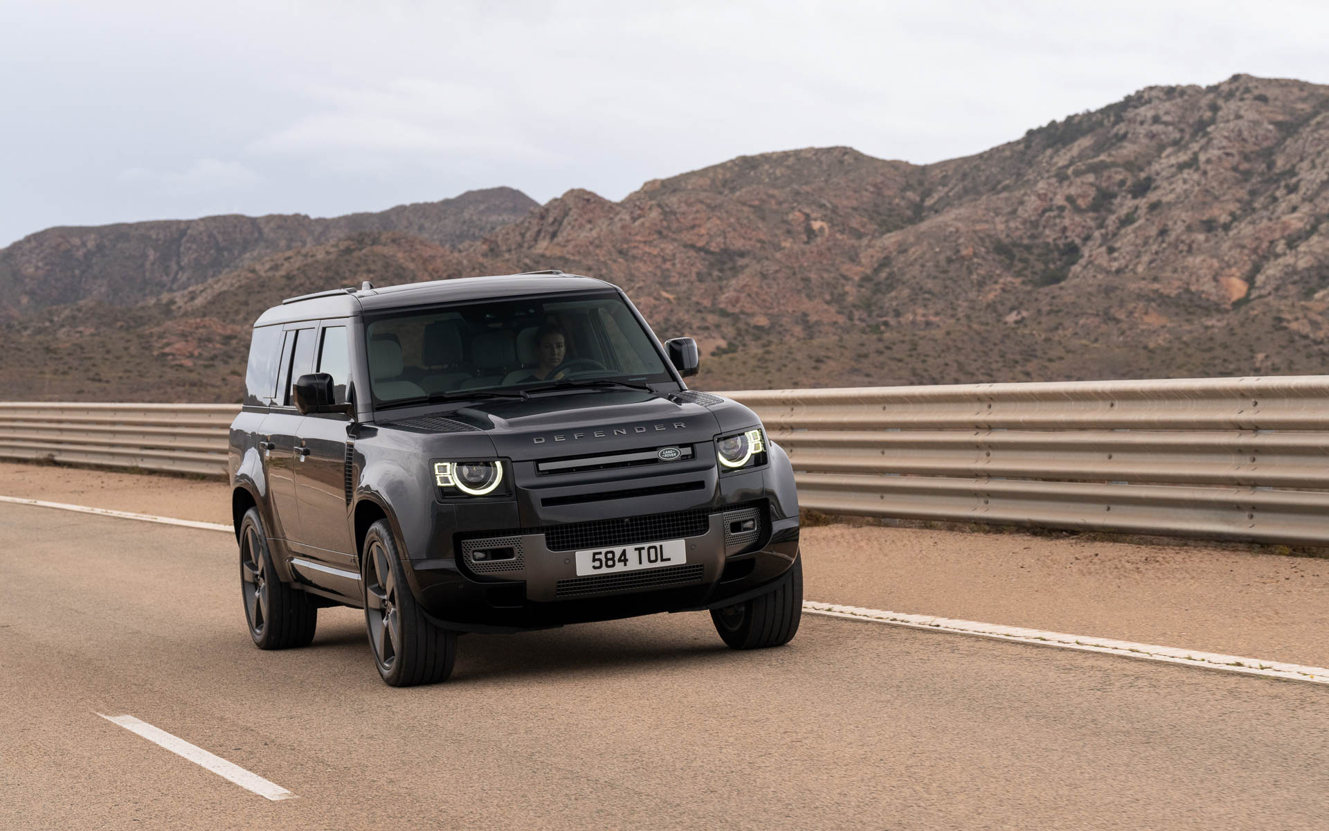 ディフェンダー 130 V8