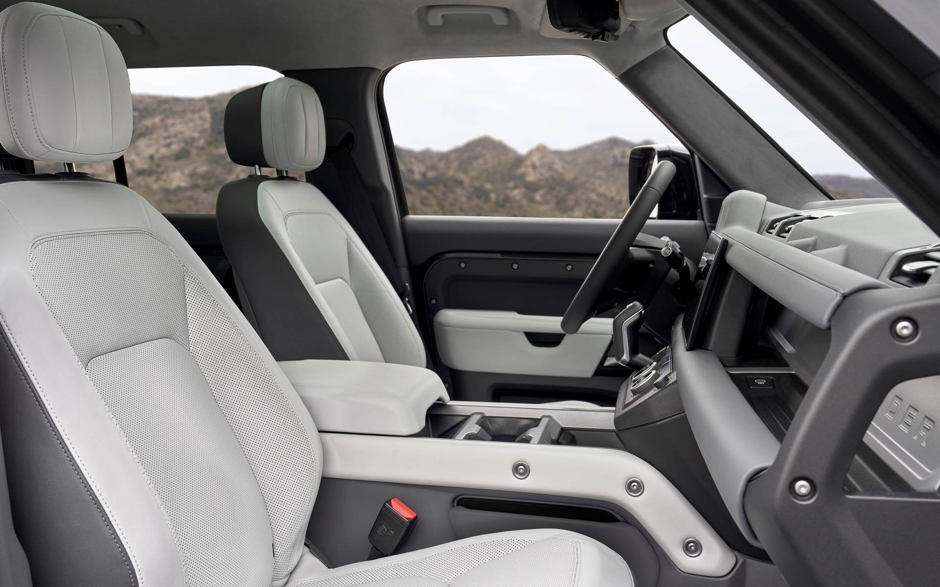 ディフェンダー 130 V8