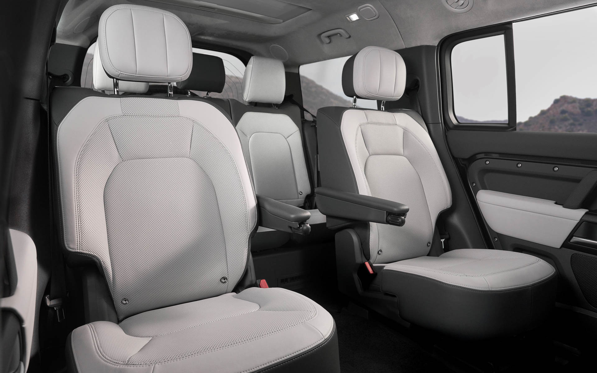 ディフェンダー 130 V8