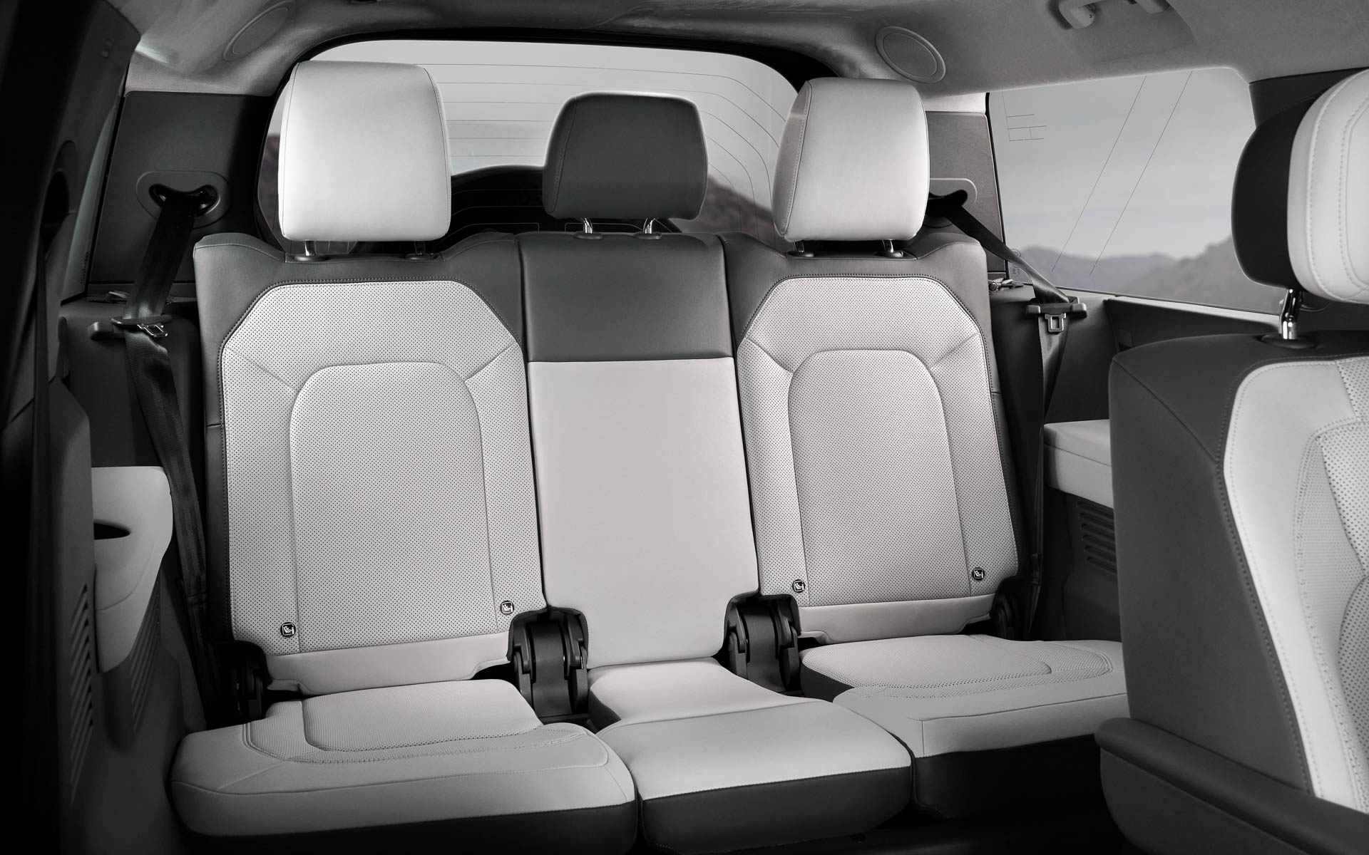 ディフェンダー 130 V8