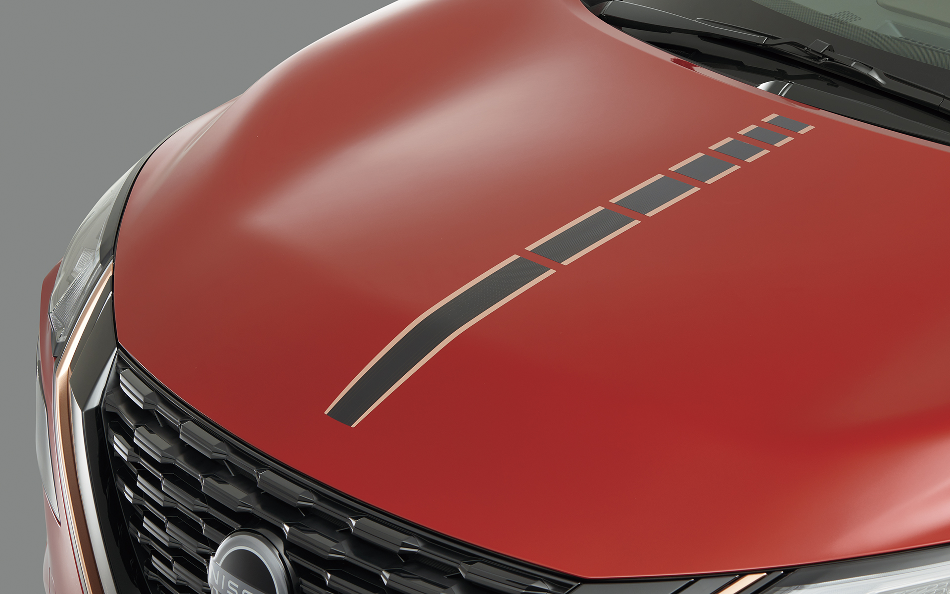 90周年記念車ではルーフレールとフロントのVモーションをカッパー色化し、ブラックカラーにカッパーストライプがデザインされたドアミラー、ブラック化した18インチアルミホイールなどを標準装備