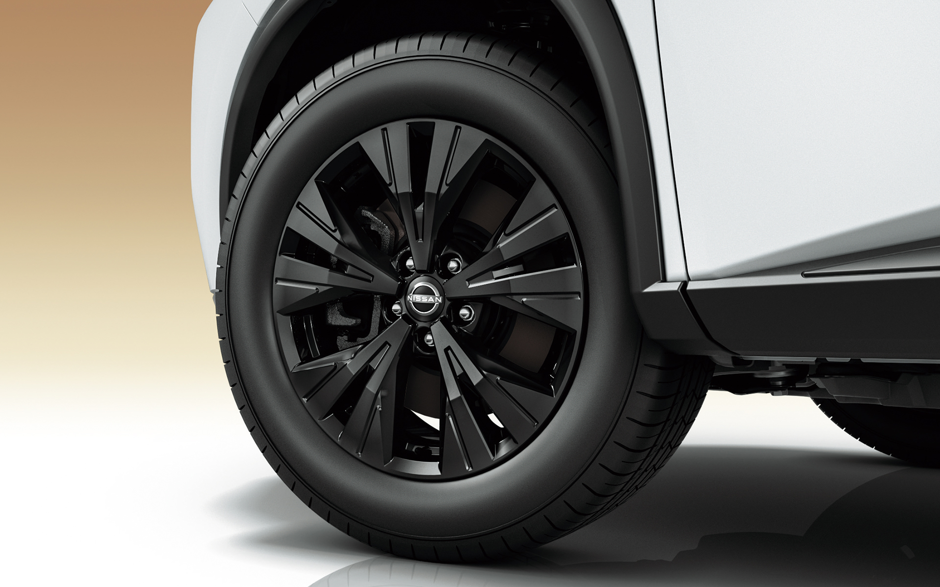 90周年記念車ではルーフレールとフロントのVモーションをカッパー色化し、ブラックカラーにカッパーストライプがデザインされたドアミラー、ブラック化した18インチアルミホイールなどを標準装備