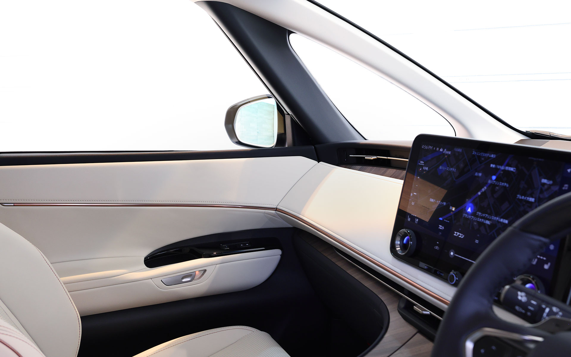 インパネからドア、スライドドアへと真っ直ぐなラインでつながっている