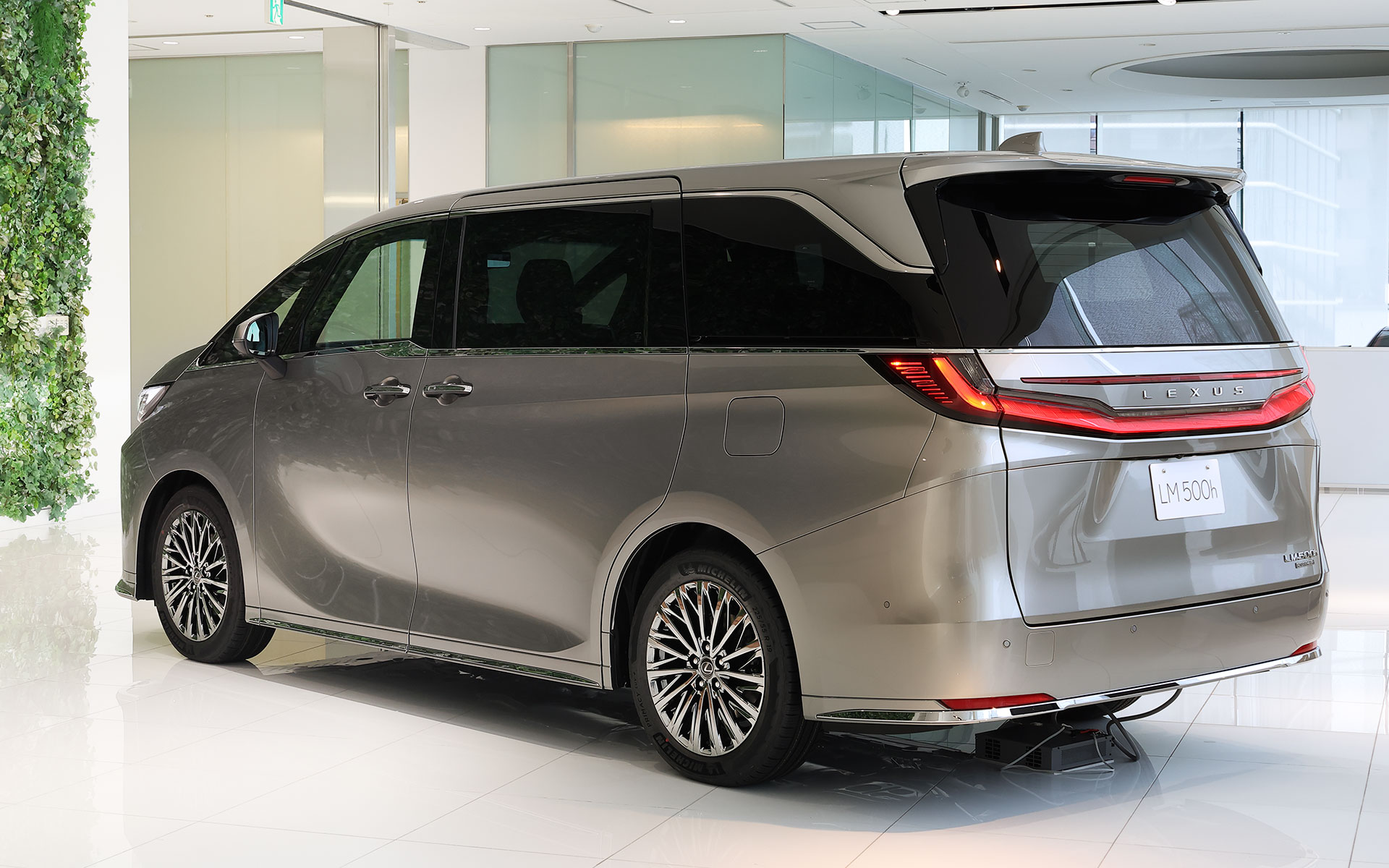 撮影車両のボディカラーはソニックチタニウム