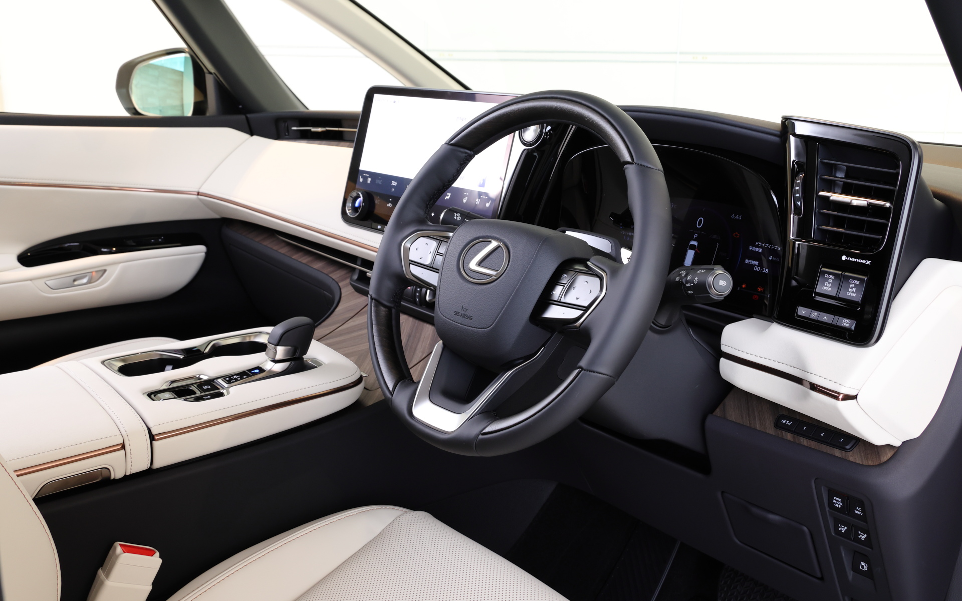 運転に集中できる環境を目指したシンプルなフロント空間と共に、「Tazuna Concept」のテーマであるドライバーが意のままに操れる操作系を目指し、ステアリング周辺に走行系機能を集約している