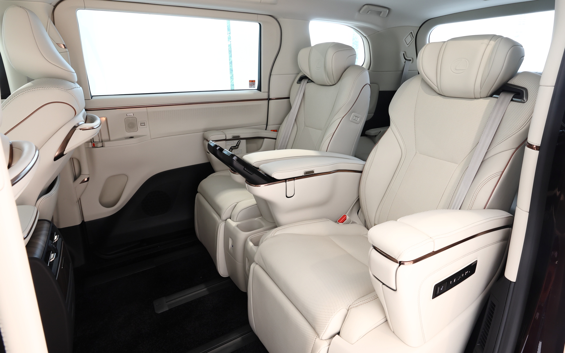 2列目はキャプテンシート×2仕様