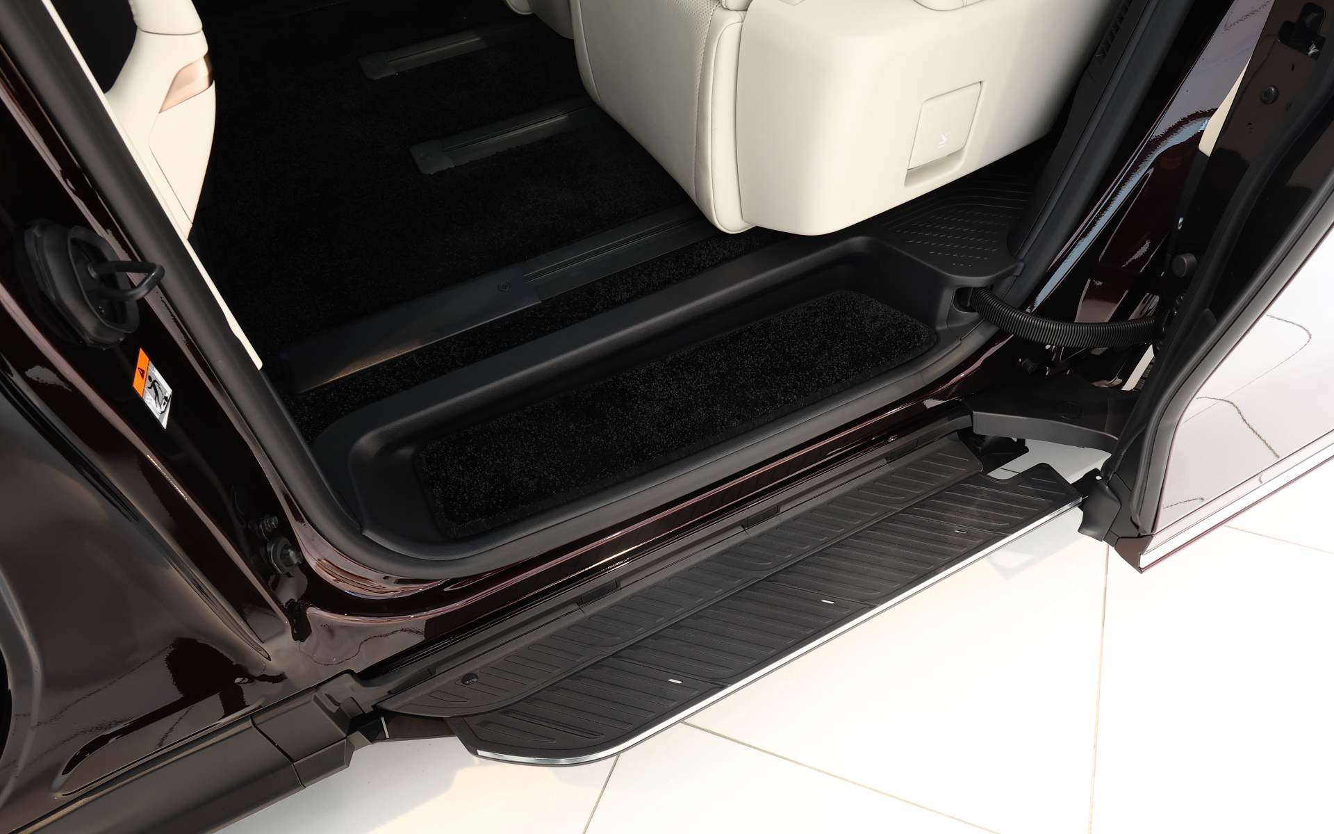 ドアの開閉に合わせて昇降用のステップがせり出す