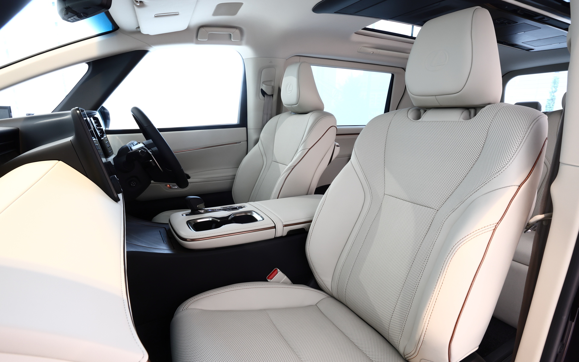 1列目シート。撮影車の内装色は「ソリスホワイト」