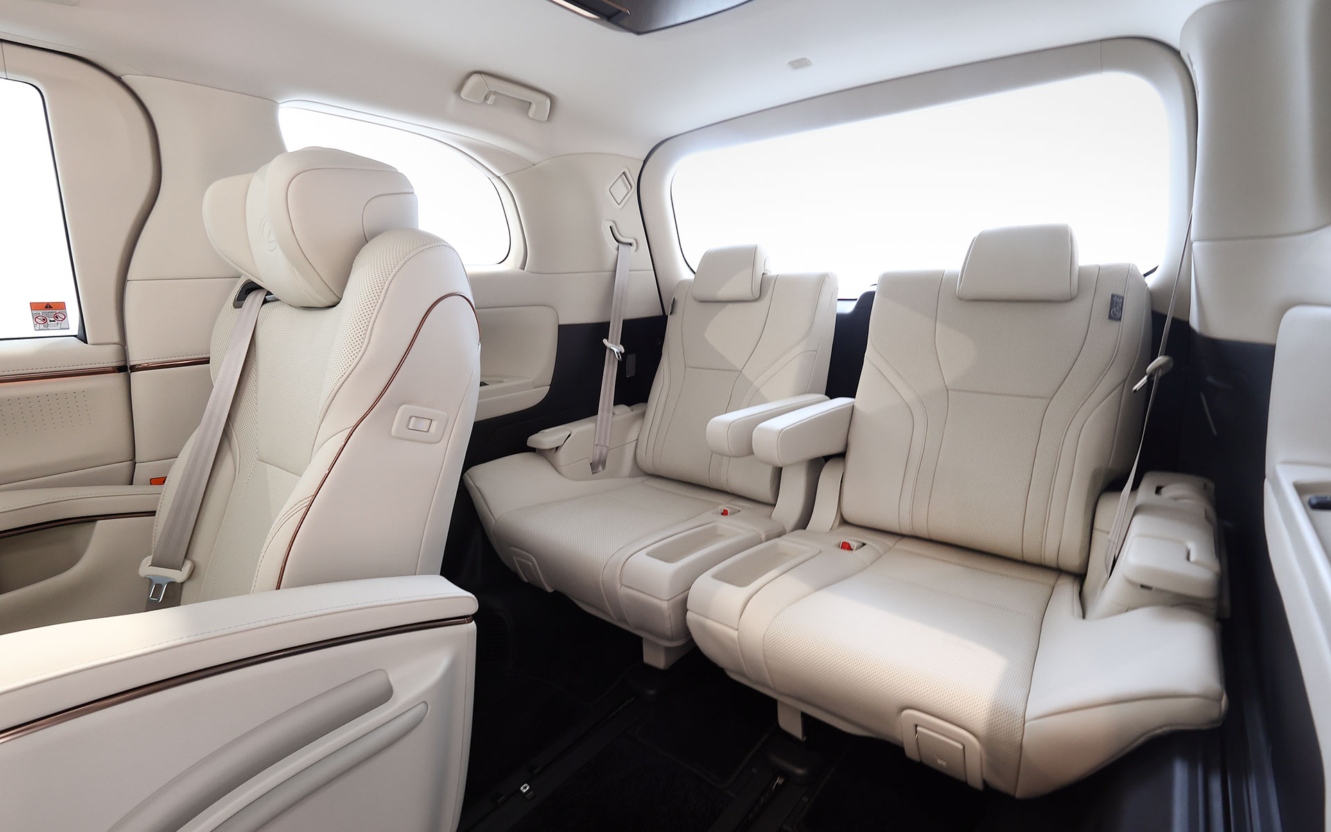 3列シート。すべての席にUSBポートも搭載している