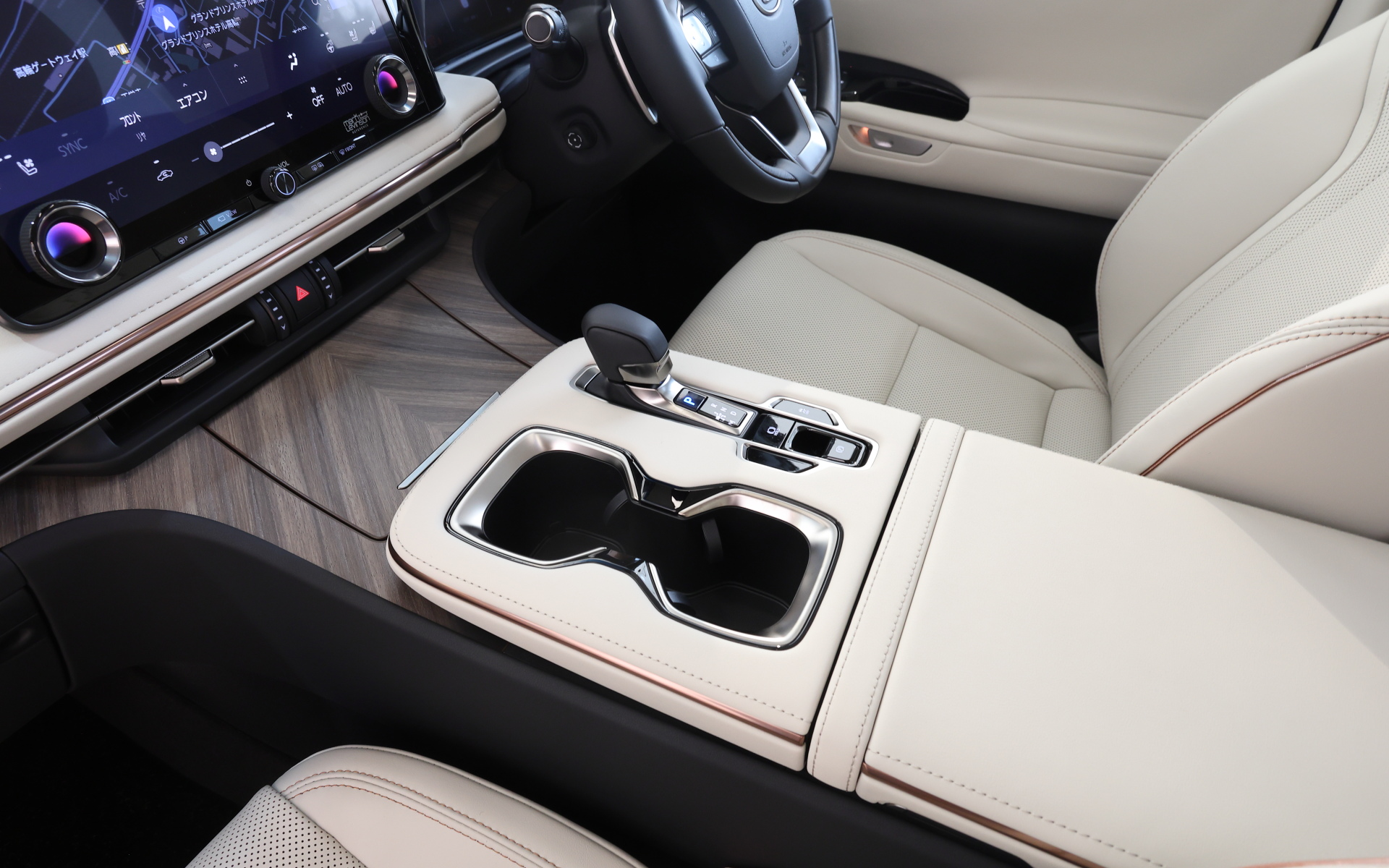 センターコンソール。木目部分は日本古来より縁起がいい文様とされている「矢羽根」を、モダン柄にアレンジしたヘリンボーン柄杢で再現し、インパネ・フロントコンソール・リアオーバーヘッドコンソールなどに採用している