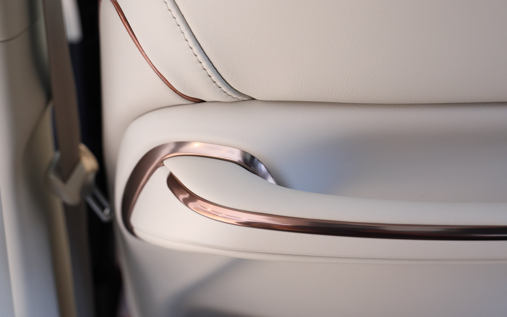 ソリスホワイトの内装色には、カッパー色のアクセントが加えられ、モダンプレミアムな世界観を表現している