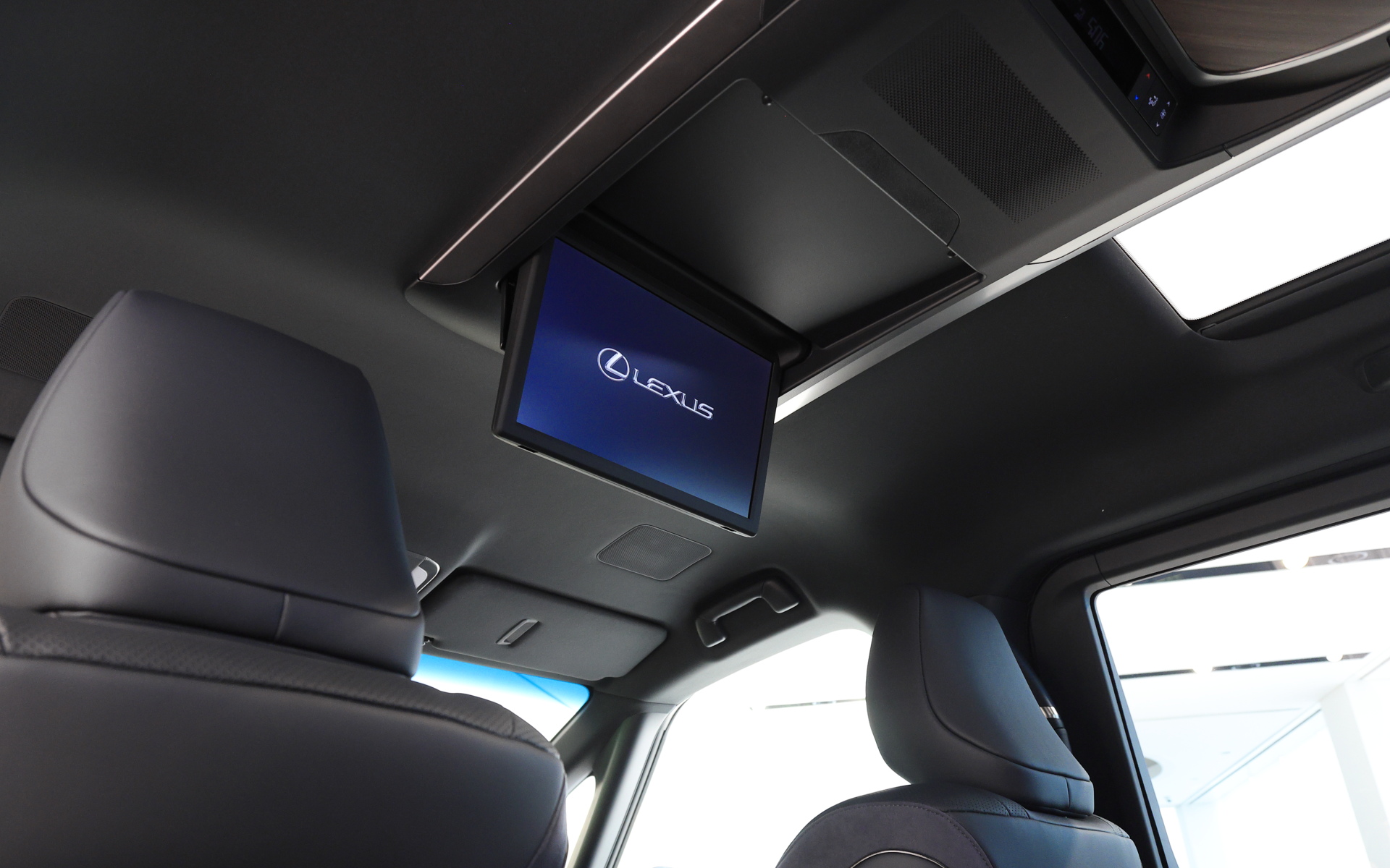 オーバーヘッドコンソールにはフリップダウンモニターも1つ内蔵している