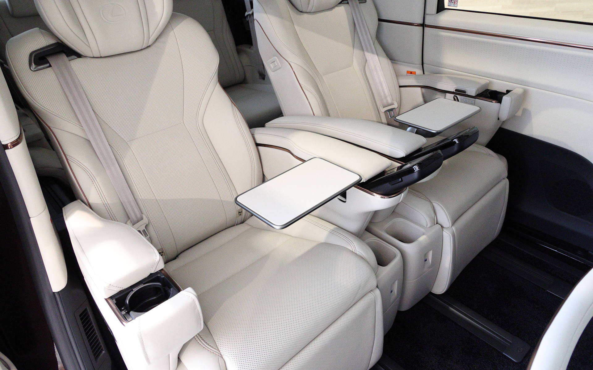 ミニテーブルを内蔵しているほか、ドリンクホルダーは左右に1つずつ備わる