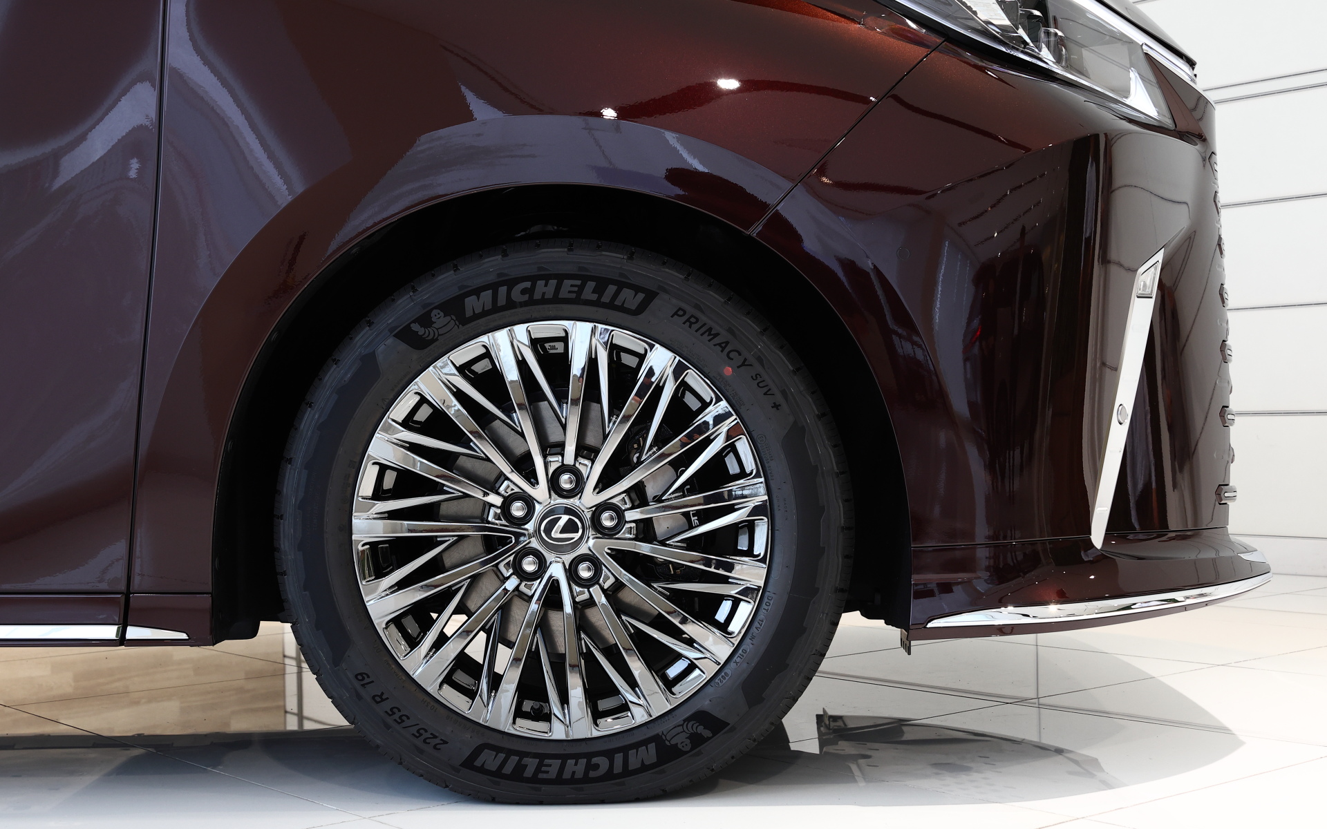 タイヤは17インチと19インチを設定している