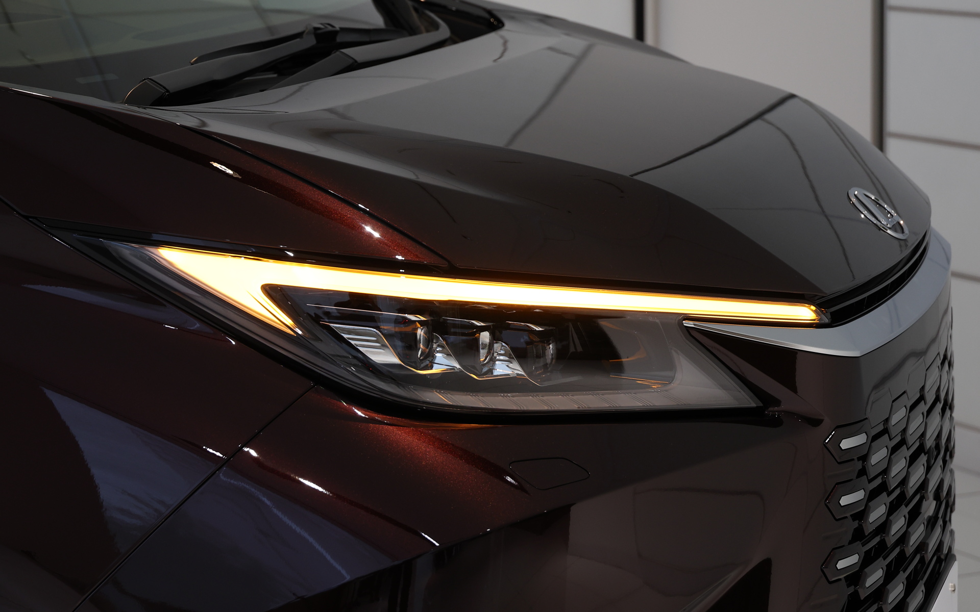 レクサスではウィンカーに流れるタイプ（シーケンシャル）はあえて使わないという